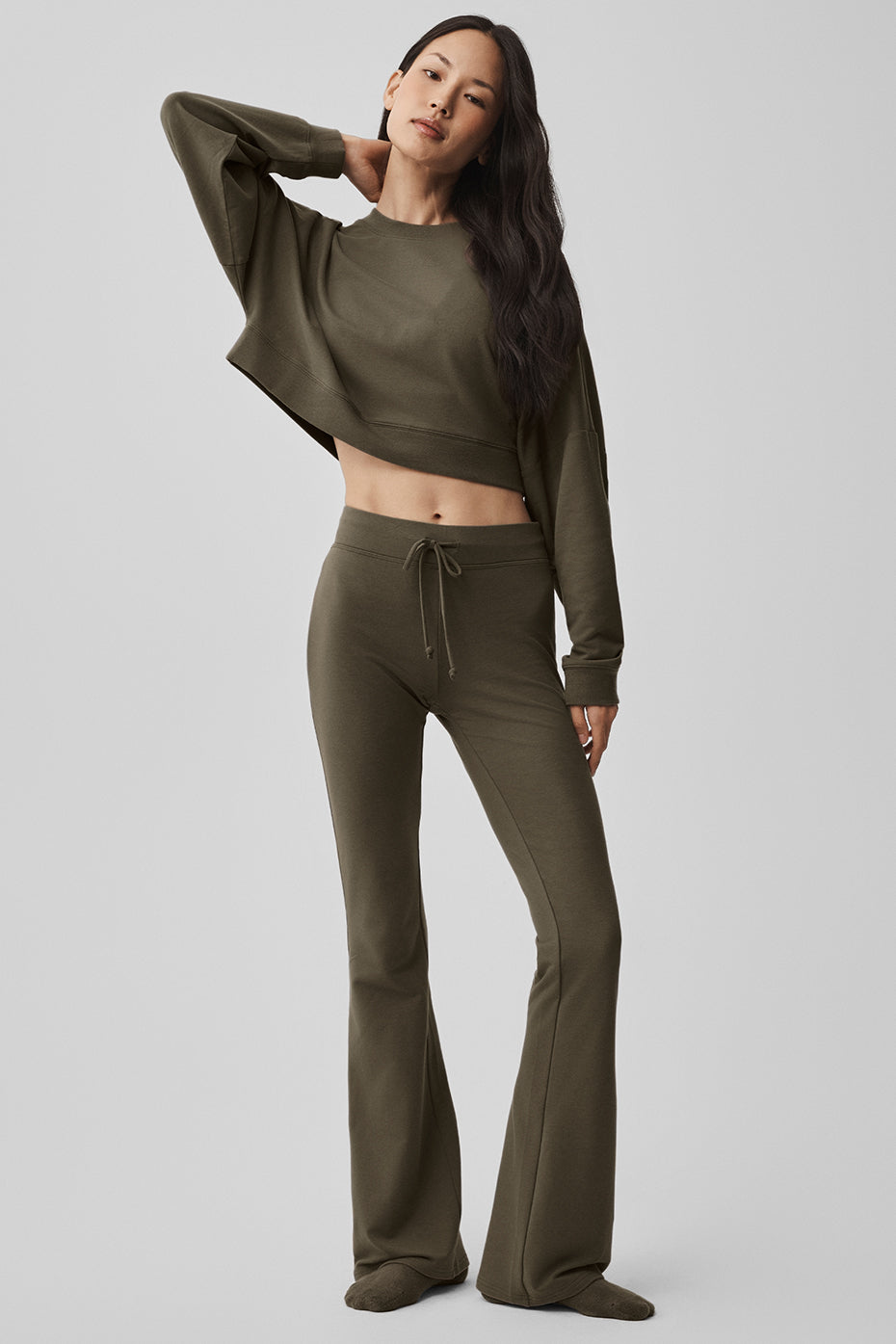 Alo Yoga Cropped Sway Crew Neck Pullover - Olive Tree - imagen 5