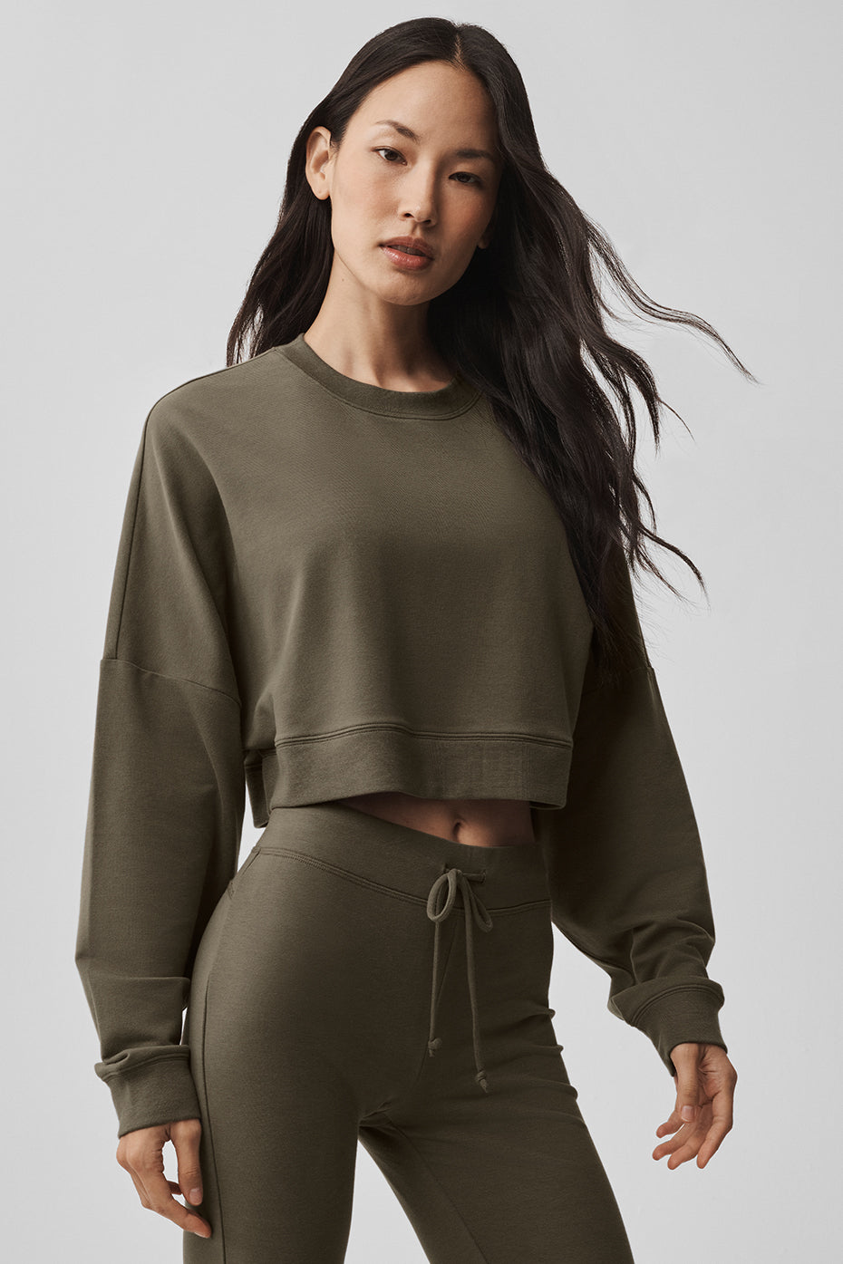 Alo Yoga Cropped Sway Crew Neck Pullover - Olive Tree - imagen 4