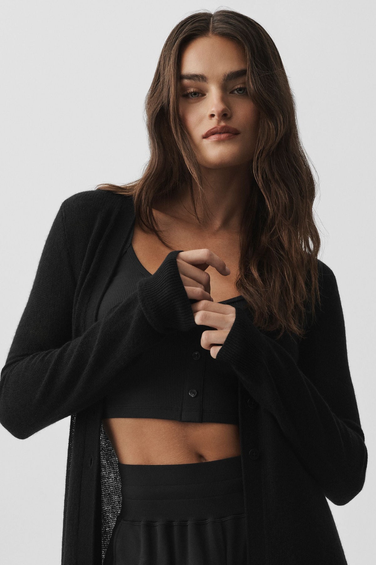 Alo Yoga Sheer Cashmere Long Cardigan - Black - imagen 2