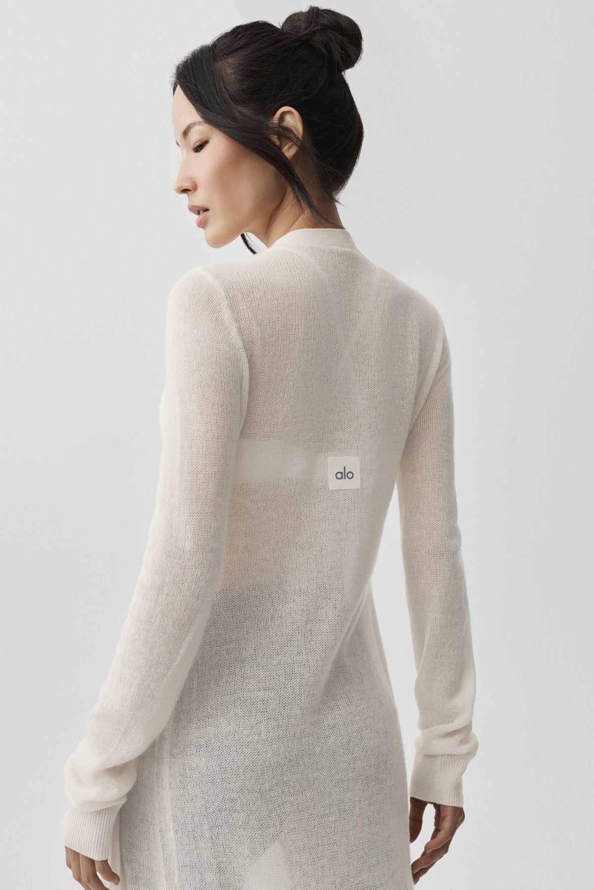 Alo Yoga Sheer Cashmere Long Cardigan - Ivory - imagen 3