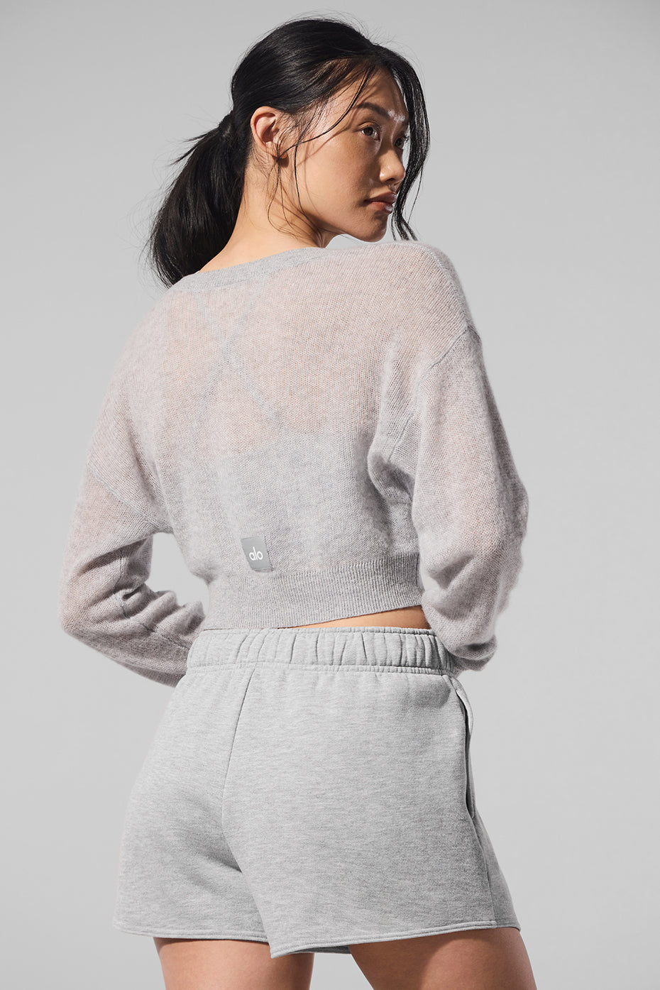 Alo Yoga Sheer Cashmere Cropped Cardigan - Athletic Heather Grey - imagen 3