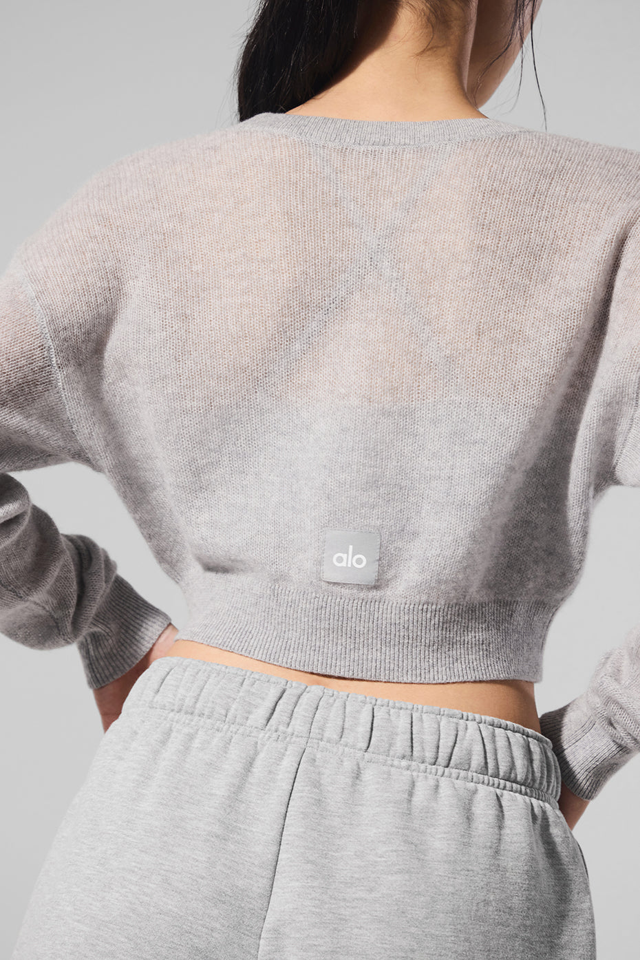 Alo Yoga Sheer Cashmere Cropped Cardigan - Athletic Heather Grey - imagen 4