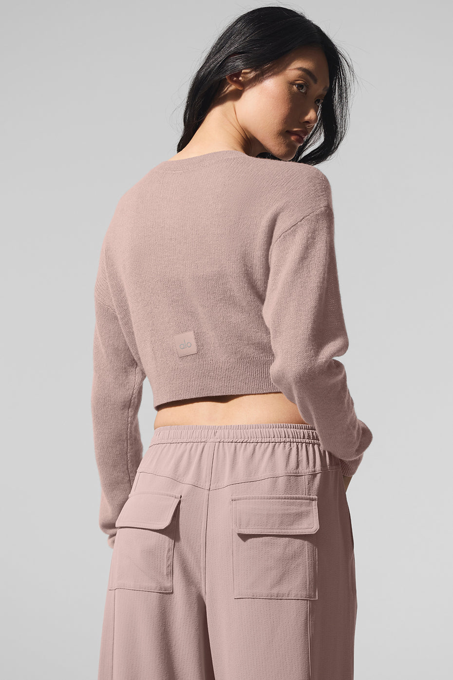 Alo Yoga Sheer Cashmere Cropped Cardigan - Taupe - imagen 3