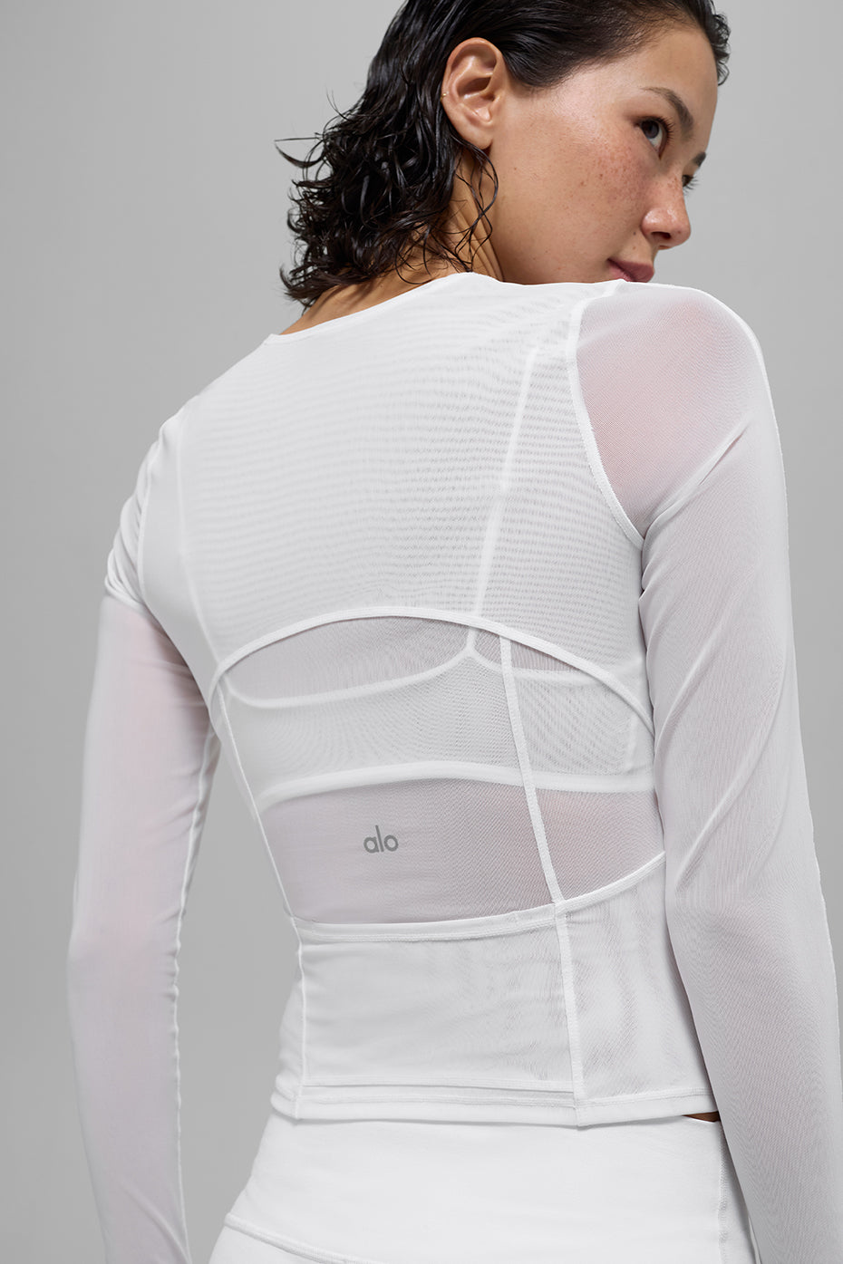 Alo Yoga Mesh Winter Twilight Long Sleeve - White - imagen 3