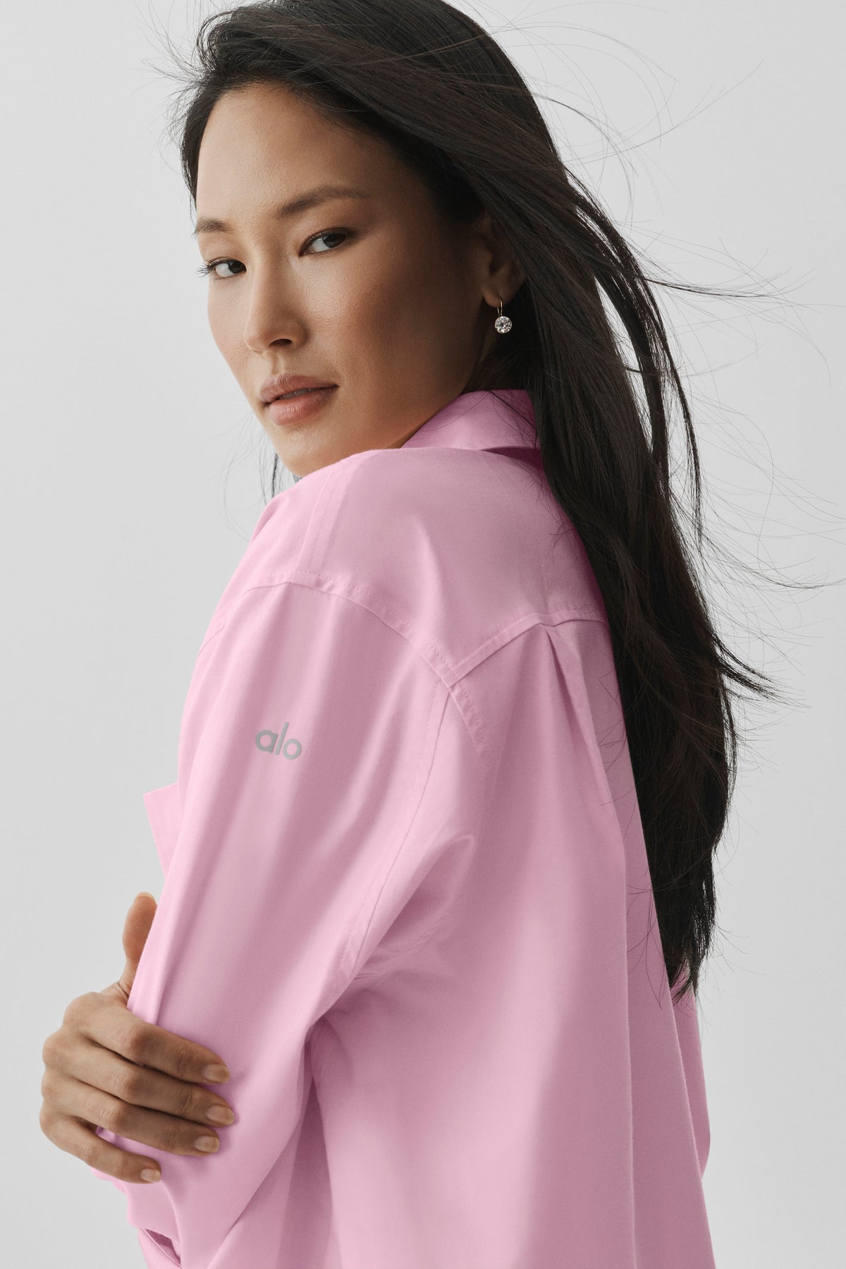 Alo Yoga Cotton Real Deal Button Up Long Sleeve - Pink Marshmallow - imagen 2