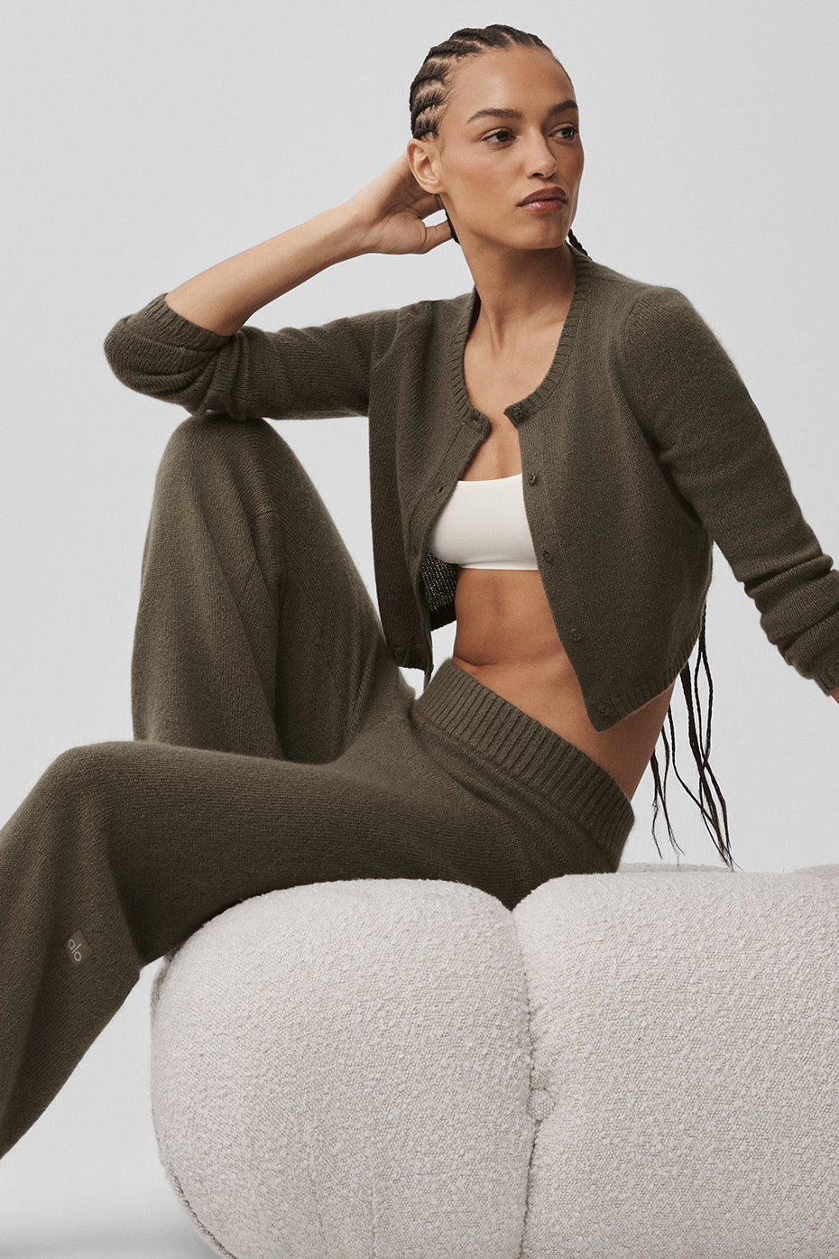 Alo Yoga Wool Cashmere New Class Cropped Cardigan - Olive Tree - imagen 3