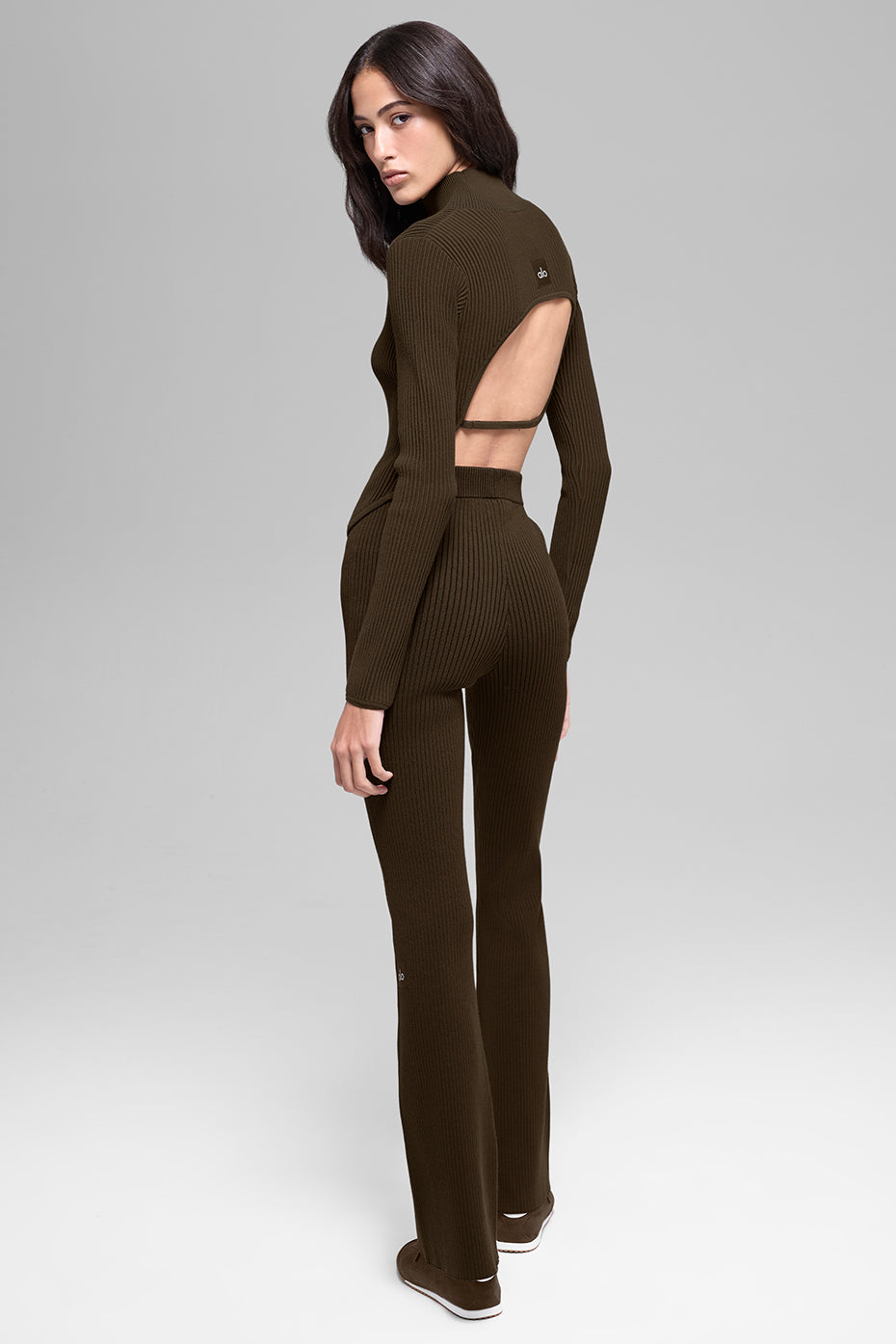 Alo Yoga Denim Knit Backless Long Sleeve - Espresso/Black - imagen 4