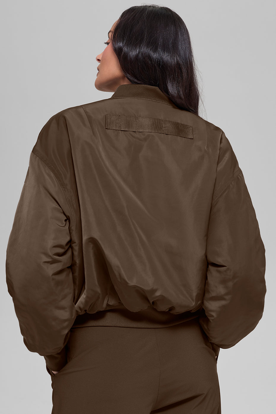 Alo Yoga Faux Fur Urbanite Bomber - Espresso/Ivory - imagen 3