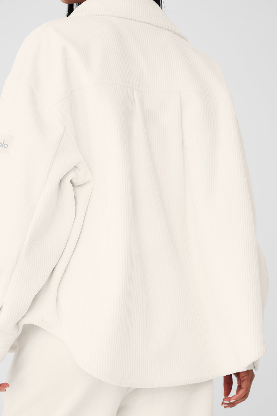 Alo Yoga Ribbed Velour Mountain Side Shacket - Ivory - imagen 5
