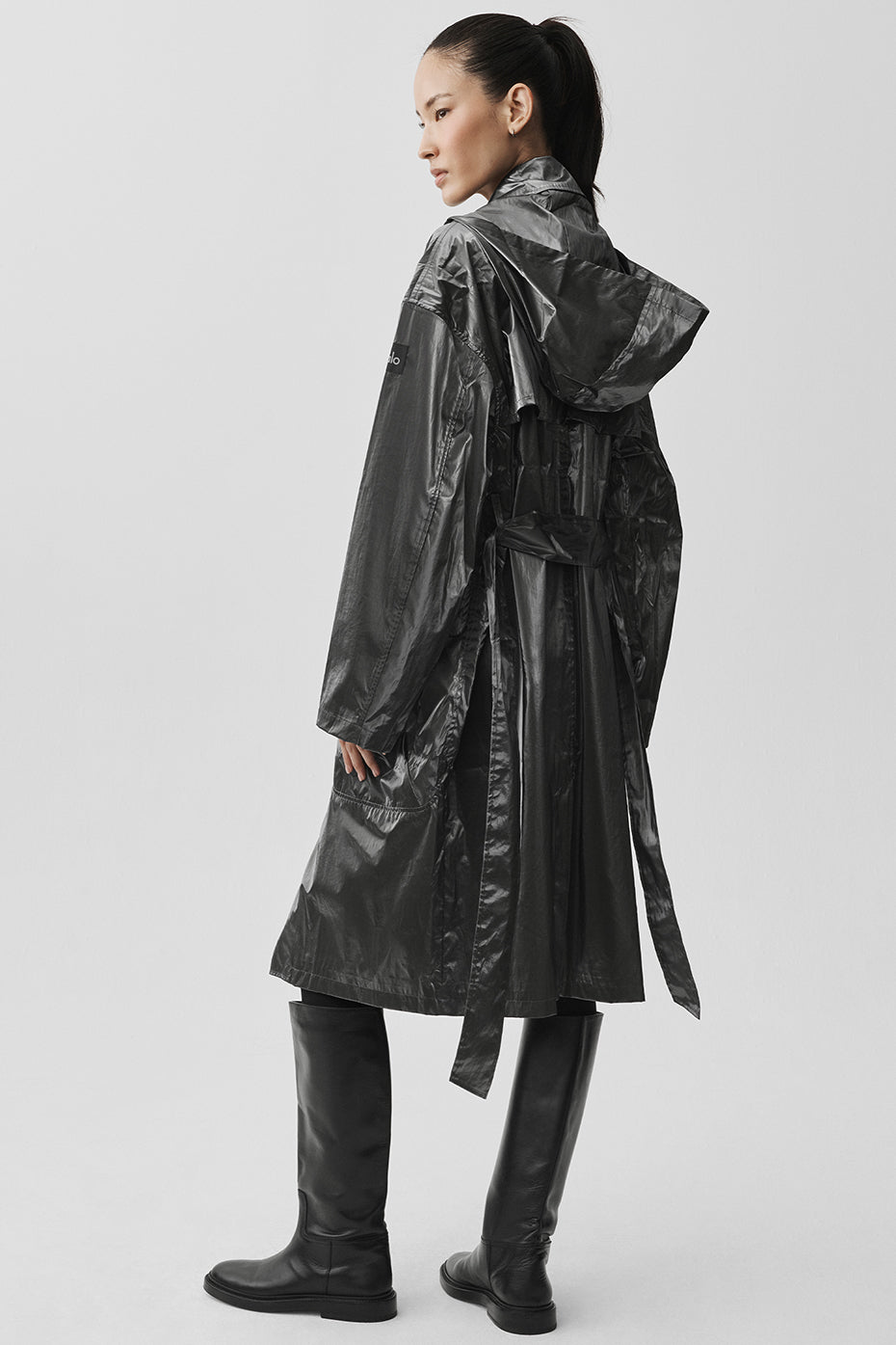 Alo Yoga Metallic Break Line Trench - Silver Metallic - imagen 2