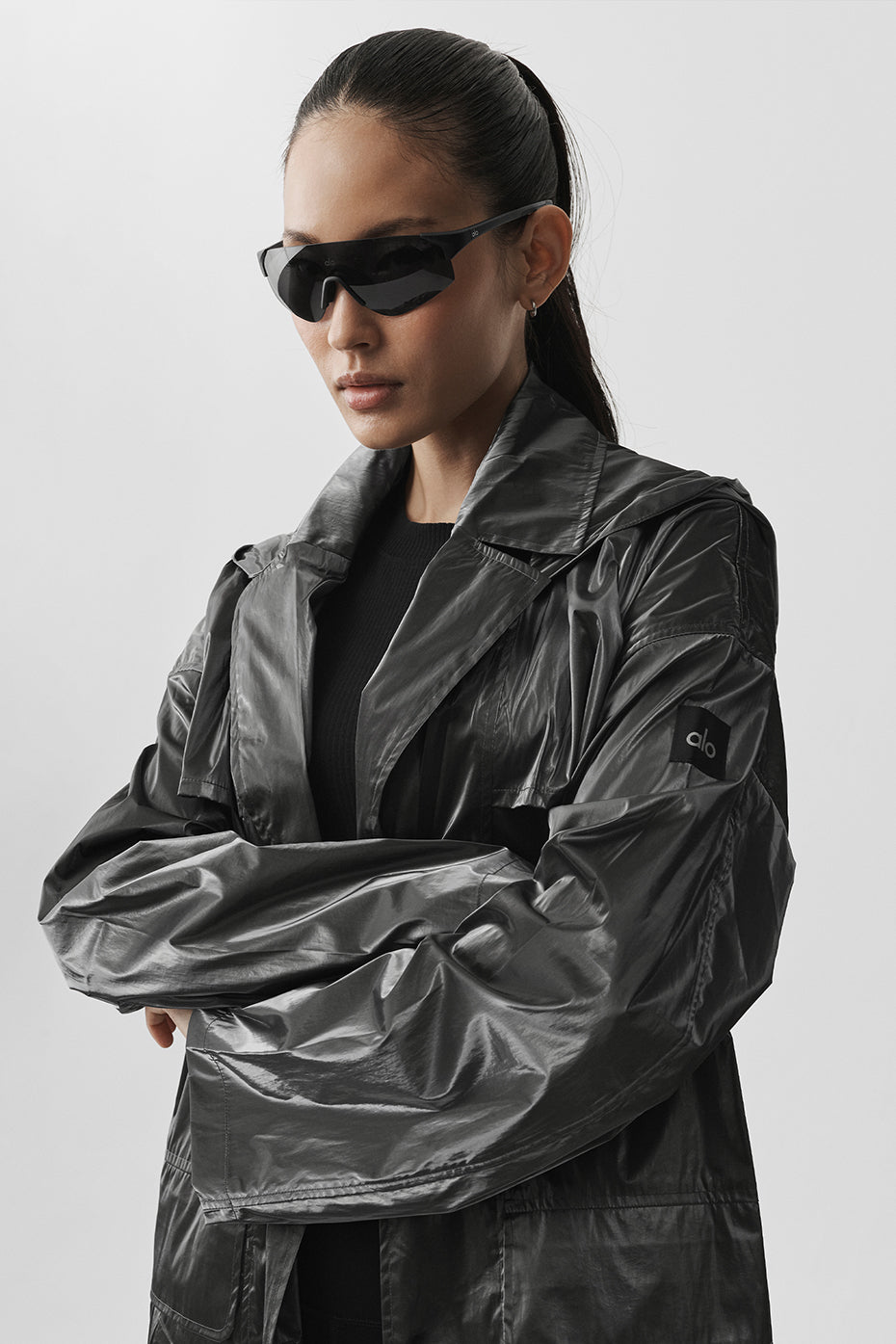 Alo Yoga Metallic Break Line Trench - Silver Metallic - imagen 5