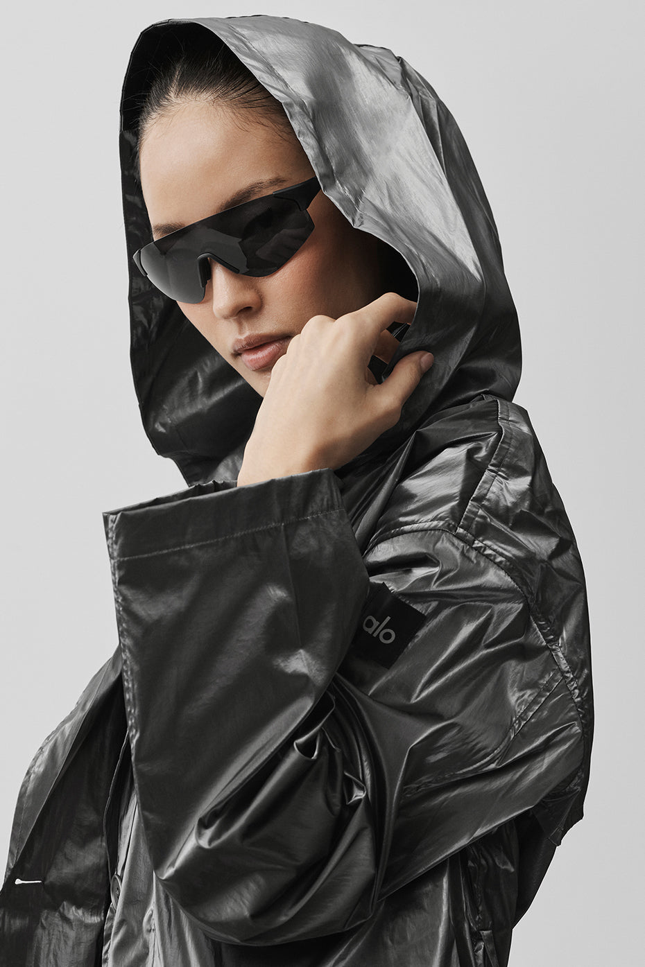 Alo Yoga Metallic Break Line Trench - Silver Metallic - imagen 3