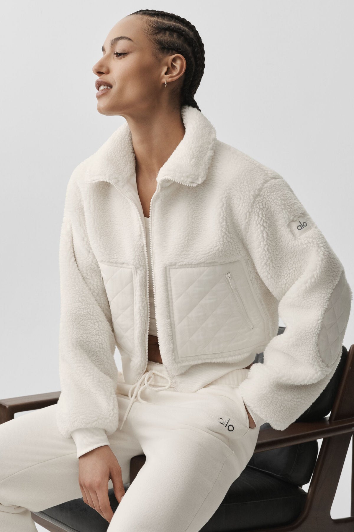 Alo Yoga Sherpa Edge Bomber - Ivory - imagen 5