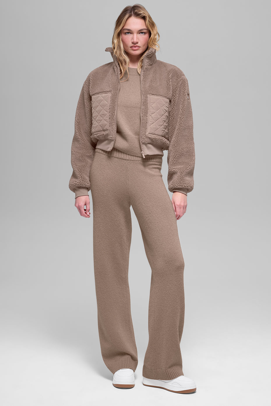 Alo Yoga Sherpa Edge Bomber - Chai Latte - imagen 5