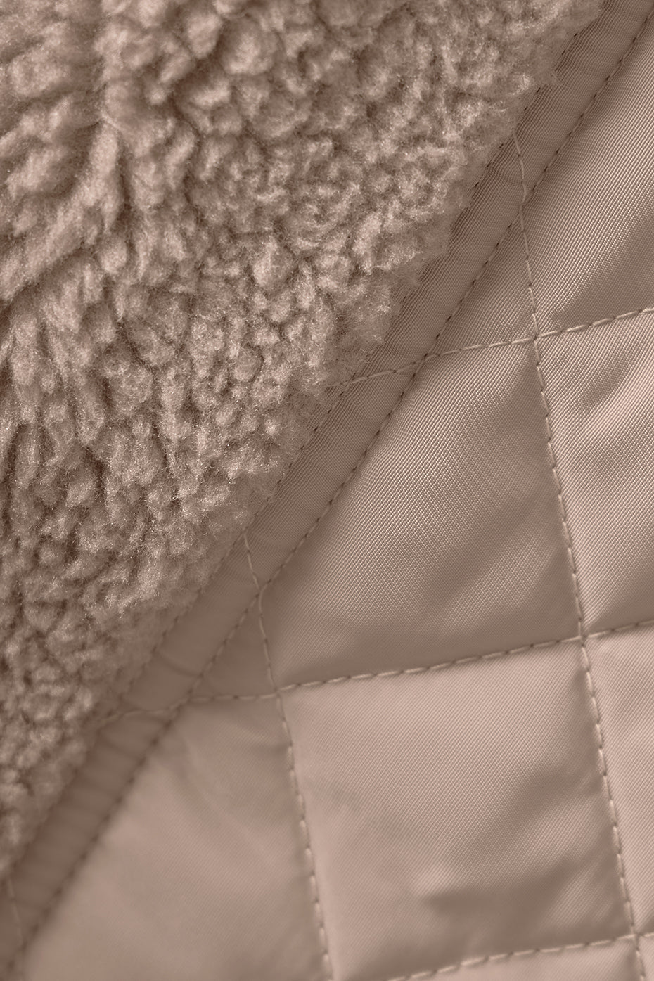 Alo Yoga Sherpa Edge Bomber - Chai Latte - imagen 6