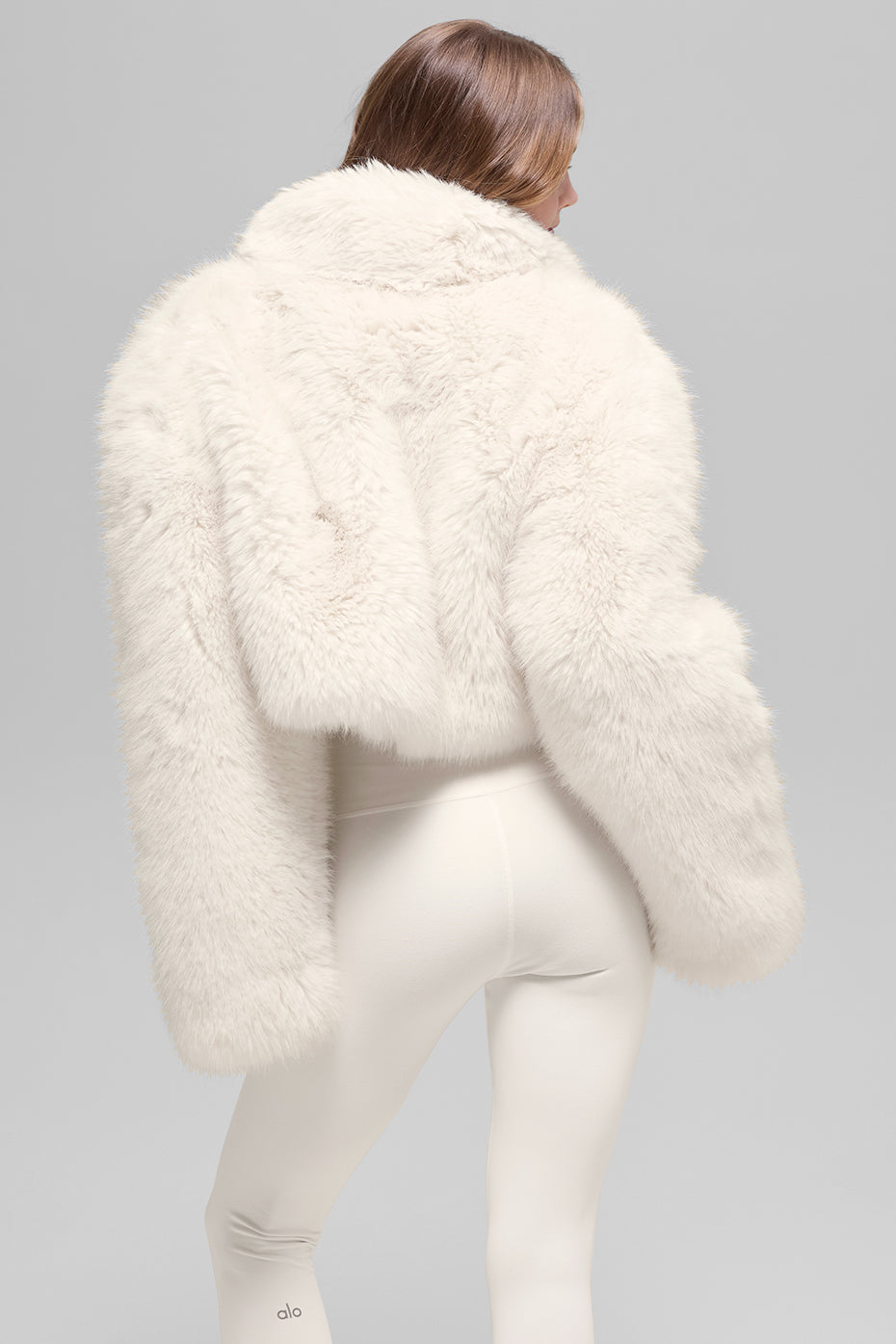 Alo Yoga Opulent Faux Fur Cropped Jacket - Ivory - imagen 3