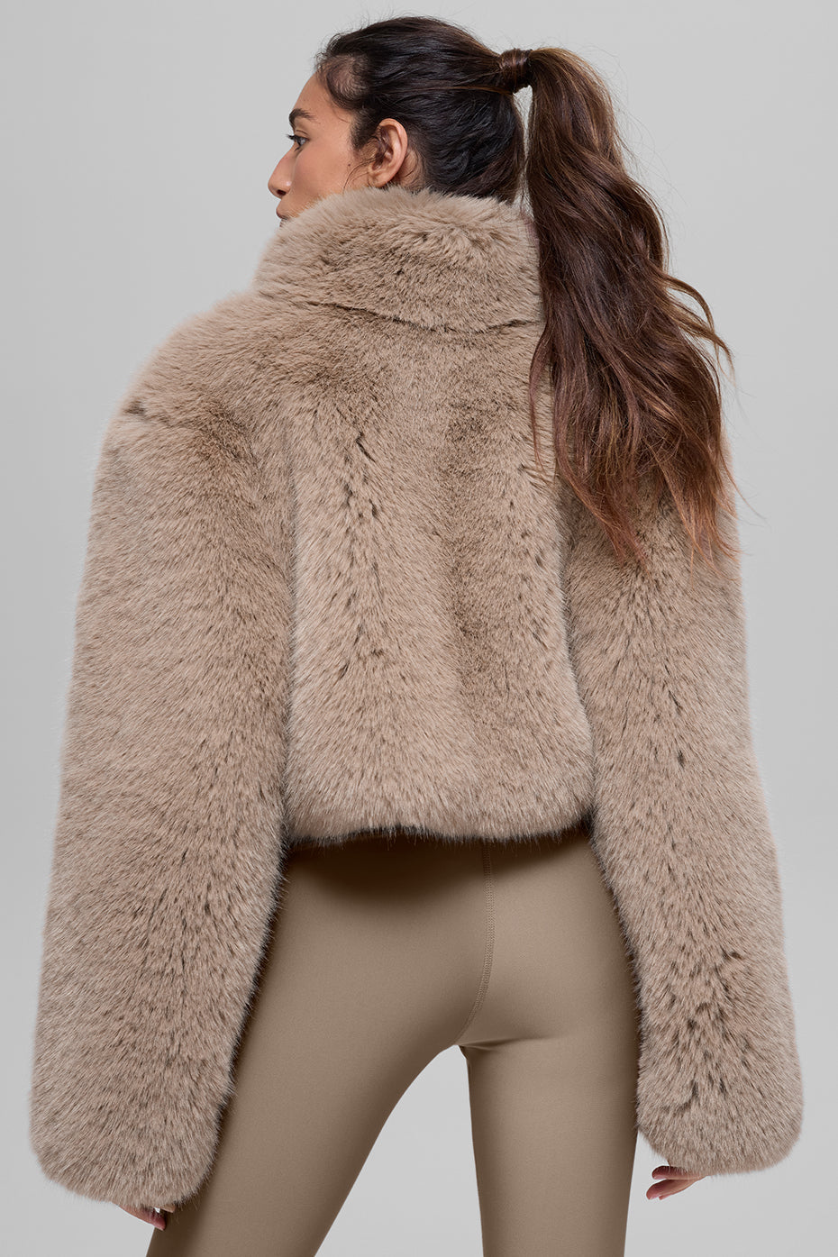 Alo Yoga Opulent Faux Fur Cropped Jacket - Oat - imagen 3