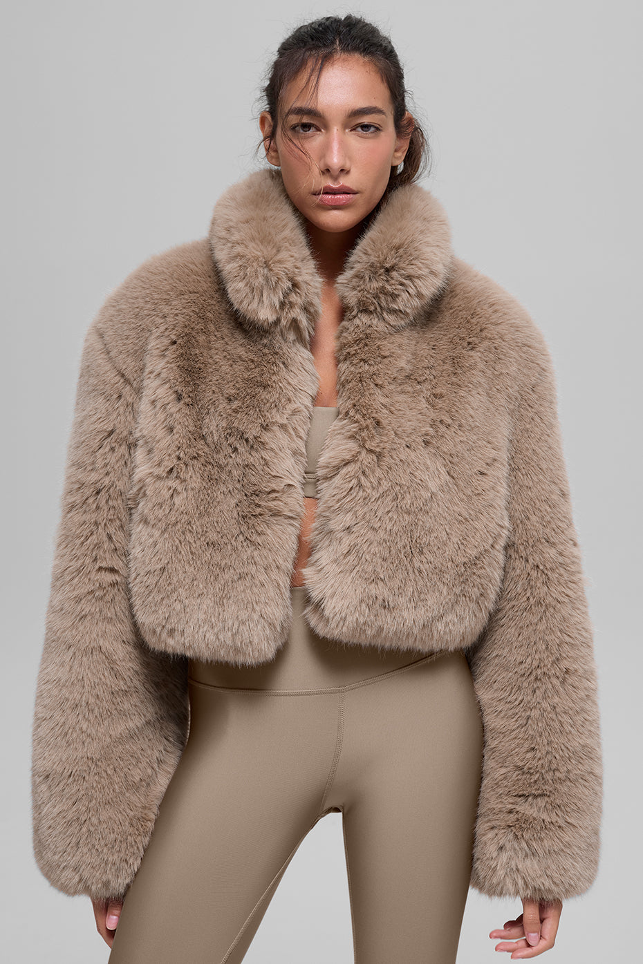 Alo Yoga Opulent Faux Fur Cropped Jacket - Oat - imagen 1