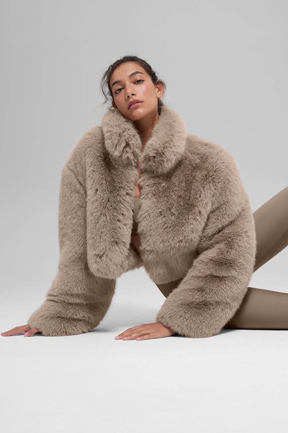 Alo Yoga Opulent Faux Fur Cropped Jacket - Oat - imagen 5