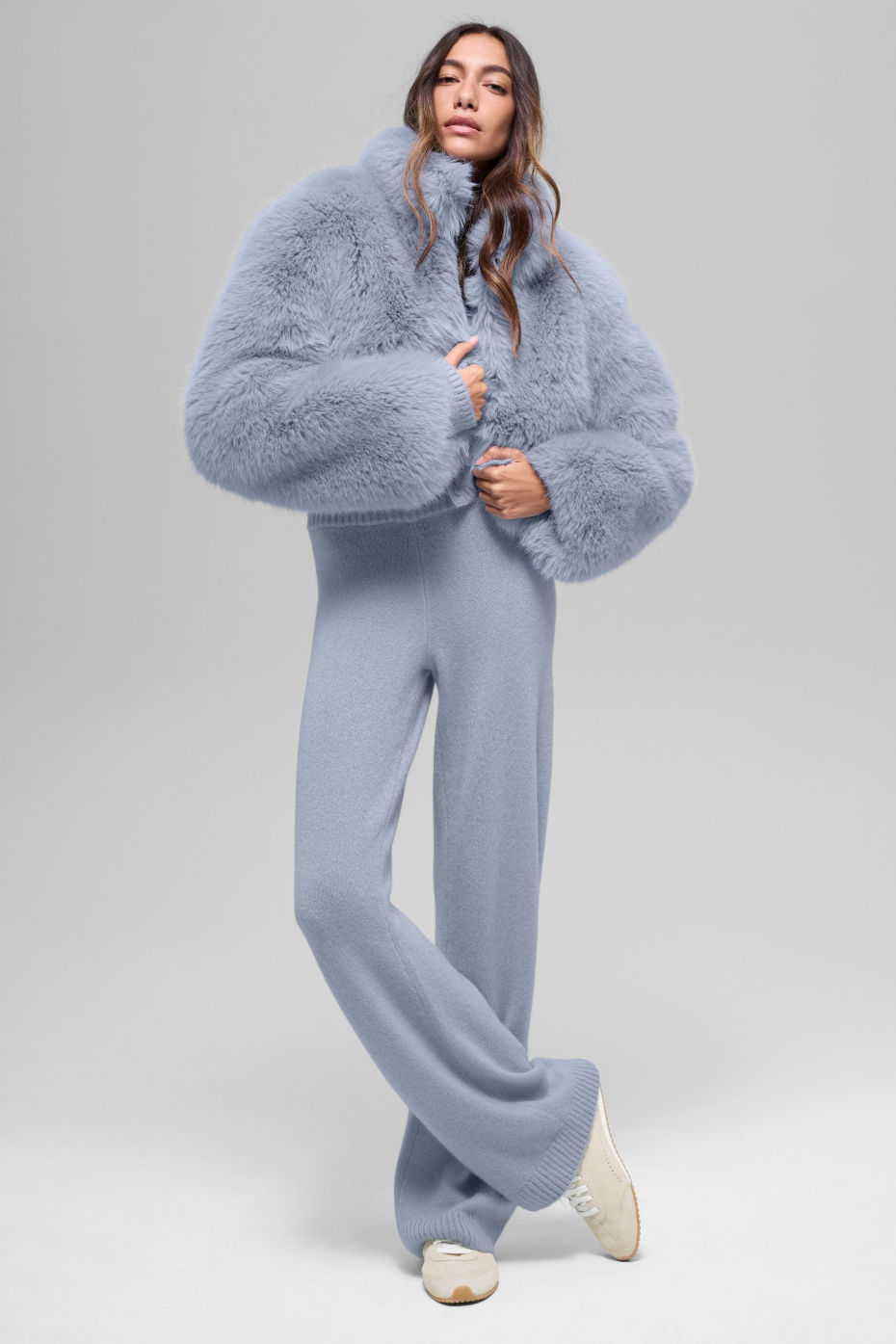 Alo Yoga Opulent Faux Fur Cropped Jacket - Winter Frost - imagen 4