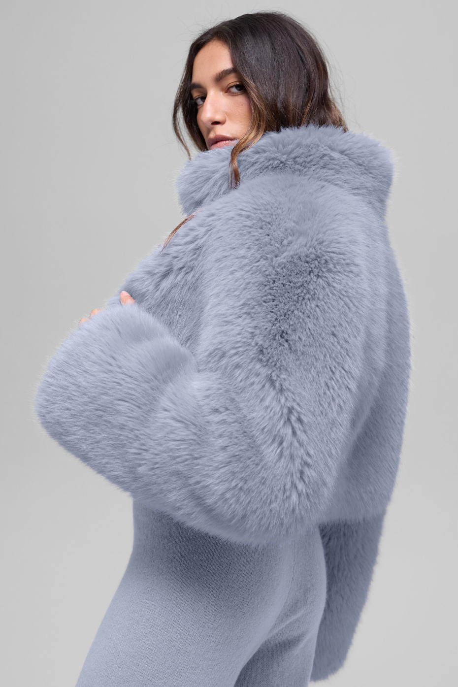 Alo Yoga Opulent Faux Fur Cropped Jacket - Winter Frost - imagen 3