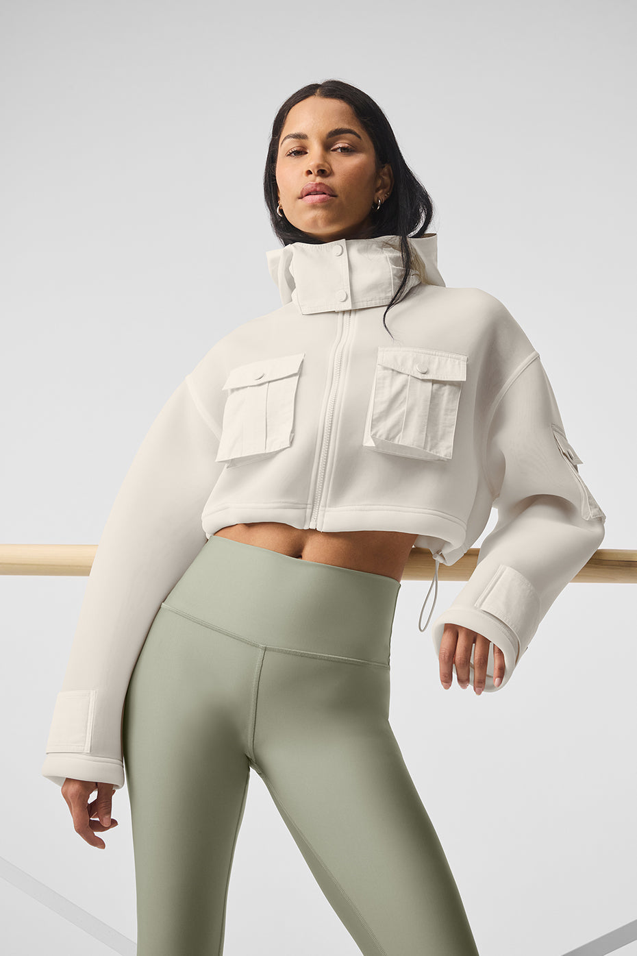 Alo Yoga Cropped Engage Cargo Parka - Ivory - imagen 1