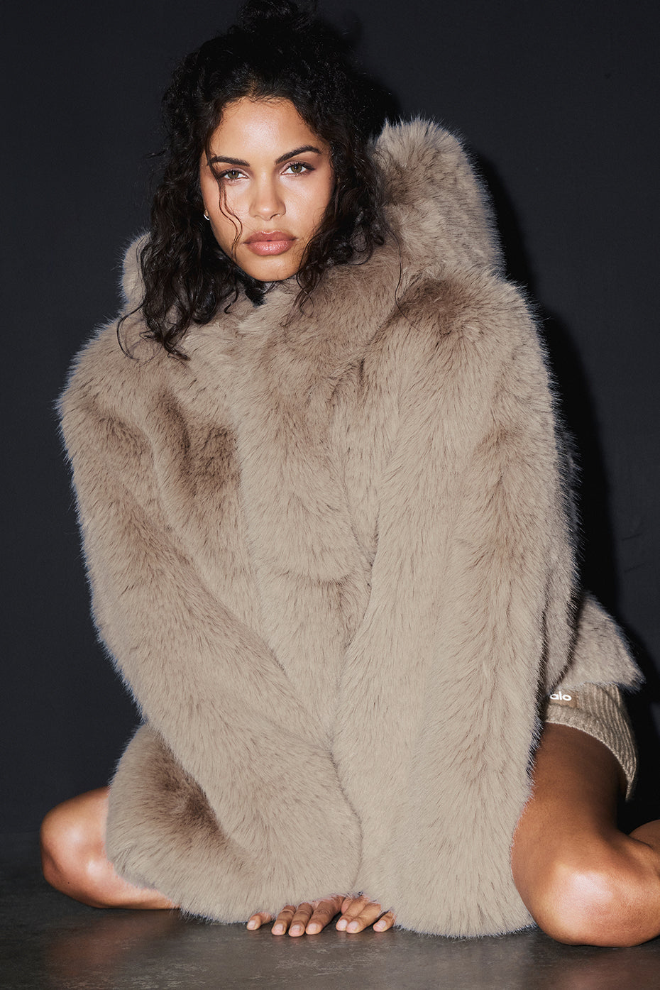 Alo Yoga Opulent Faux Fur Statement Jacket - Oat - imagen 2