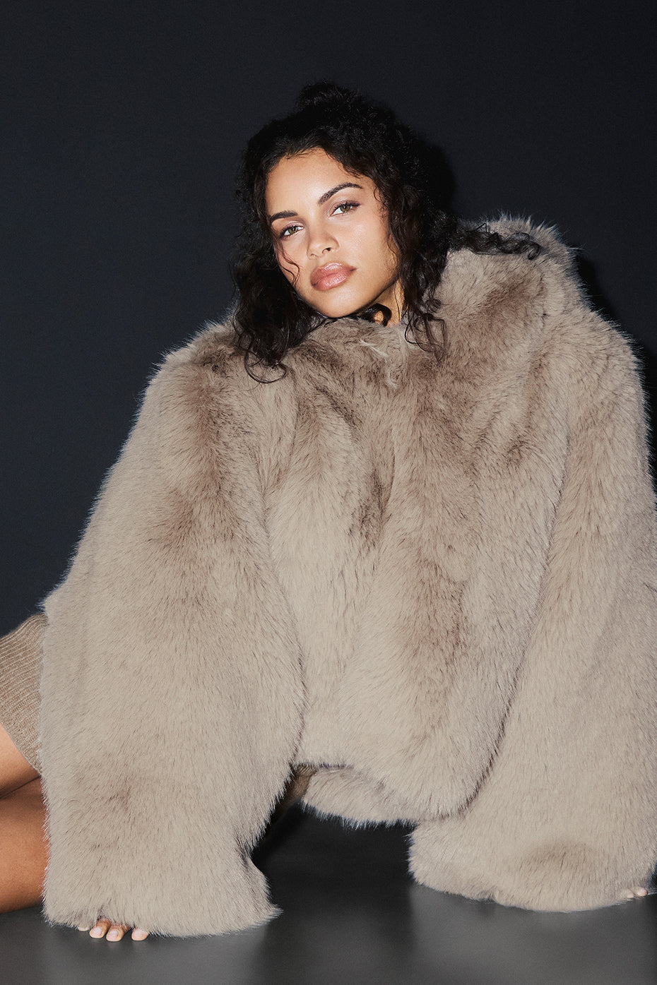 Alo Yoga Opulent Faux Fur Statement Jacket - Oat - imagen 4
