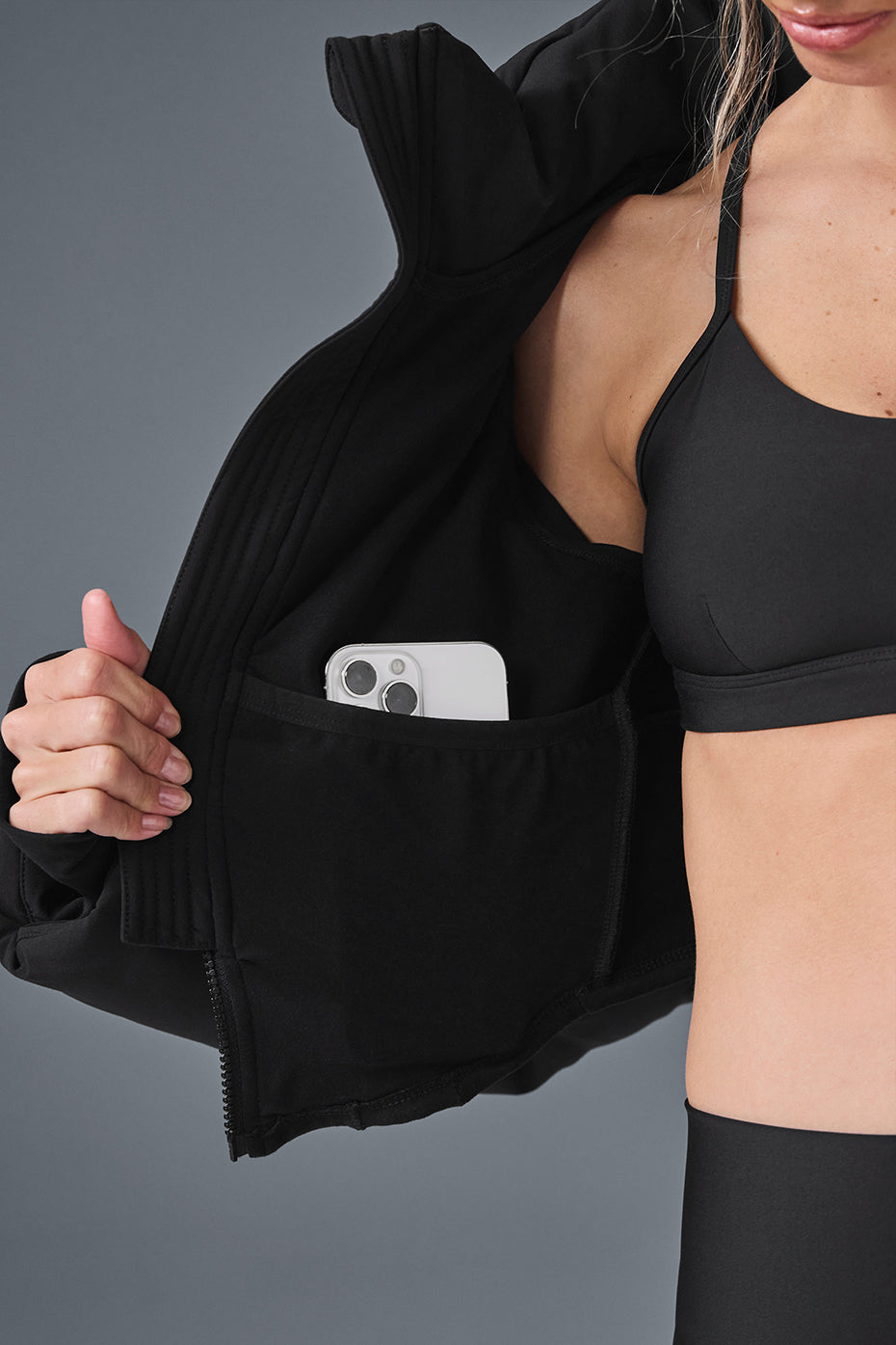 Alo Yoga Main Act Corset Puffer - Black - imagen 3