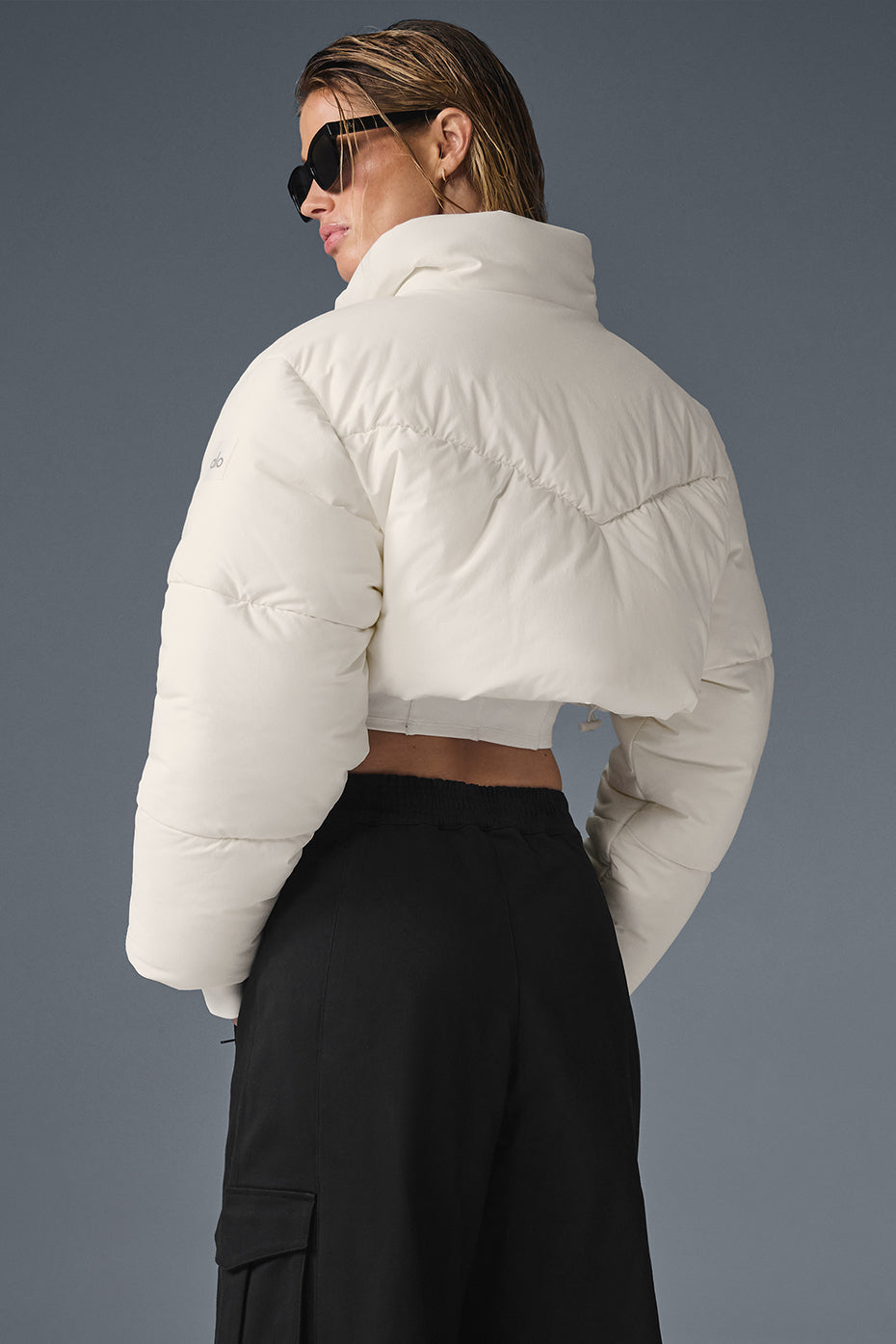 Alo Yoga Main Act Corset Puffer - Ivory/Ivory - imagen 3