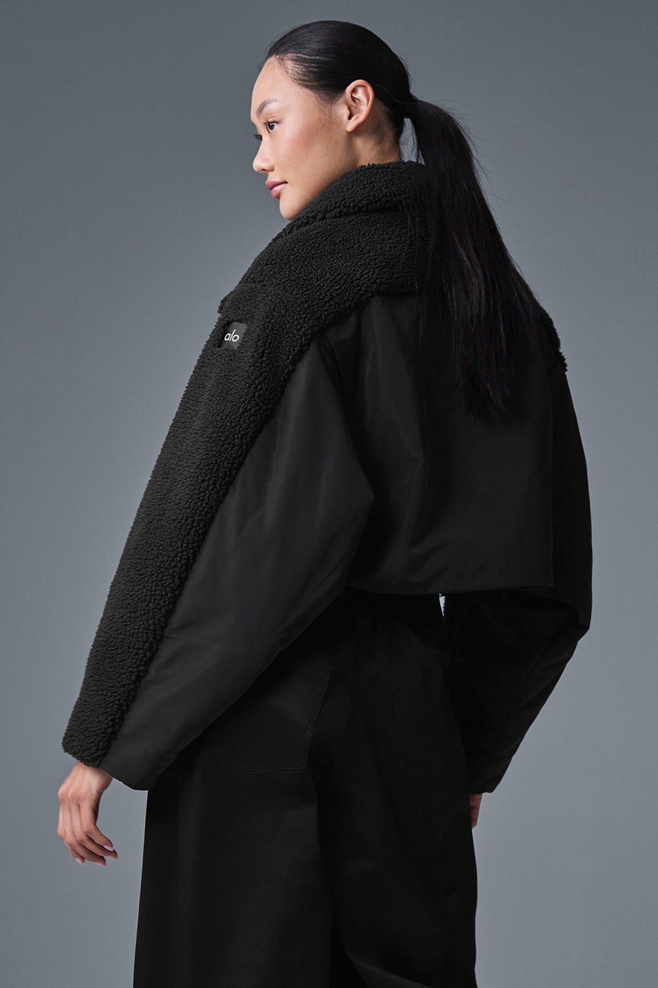 Alo Yoga Sherpa Cozy Escape Puffer - Black/Black - imagen 3