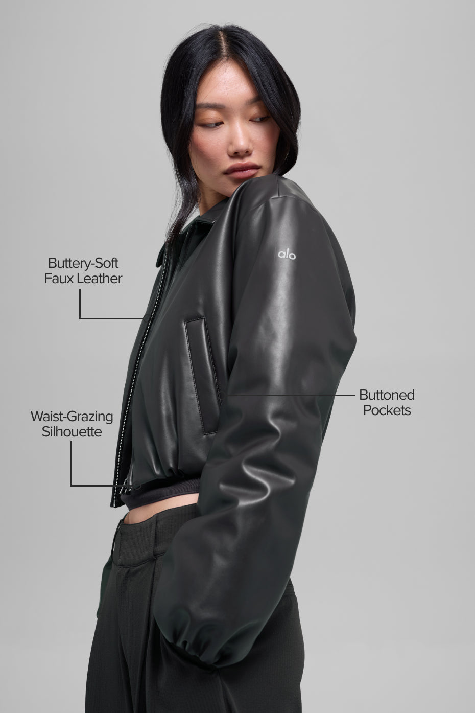 Alo Yoga Faux Leather Cropped Premier Bomber - Black - imagen 2