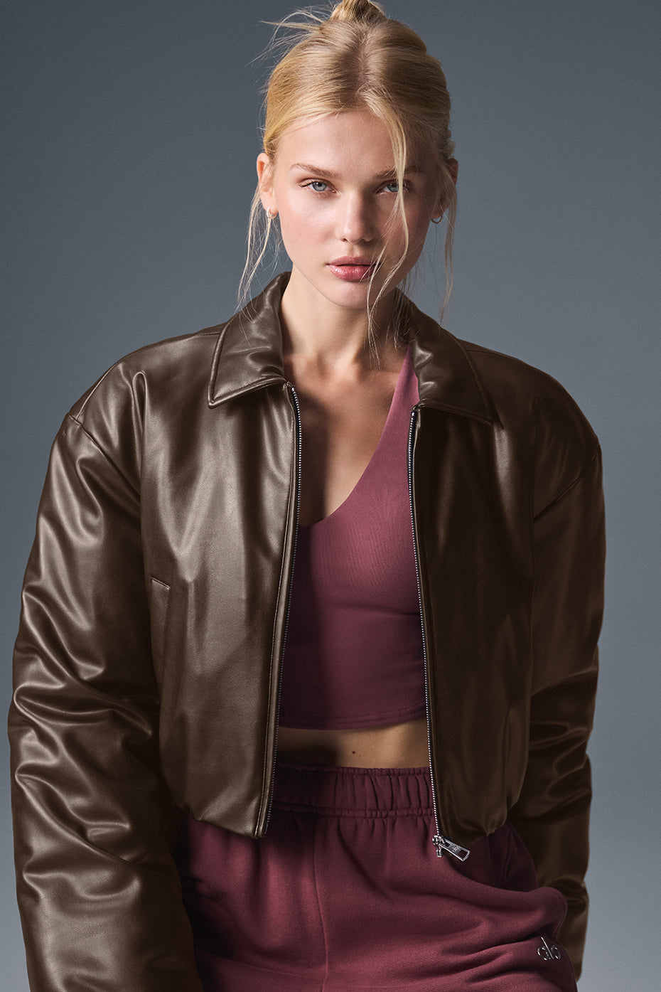 Alo Yoga Faux Leather Cropped Premier Bomber - Espresso - imagen 6