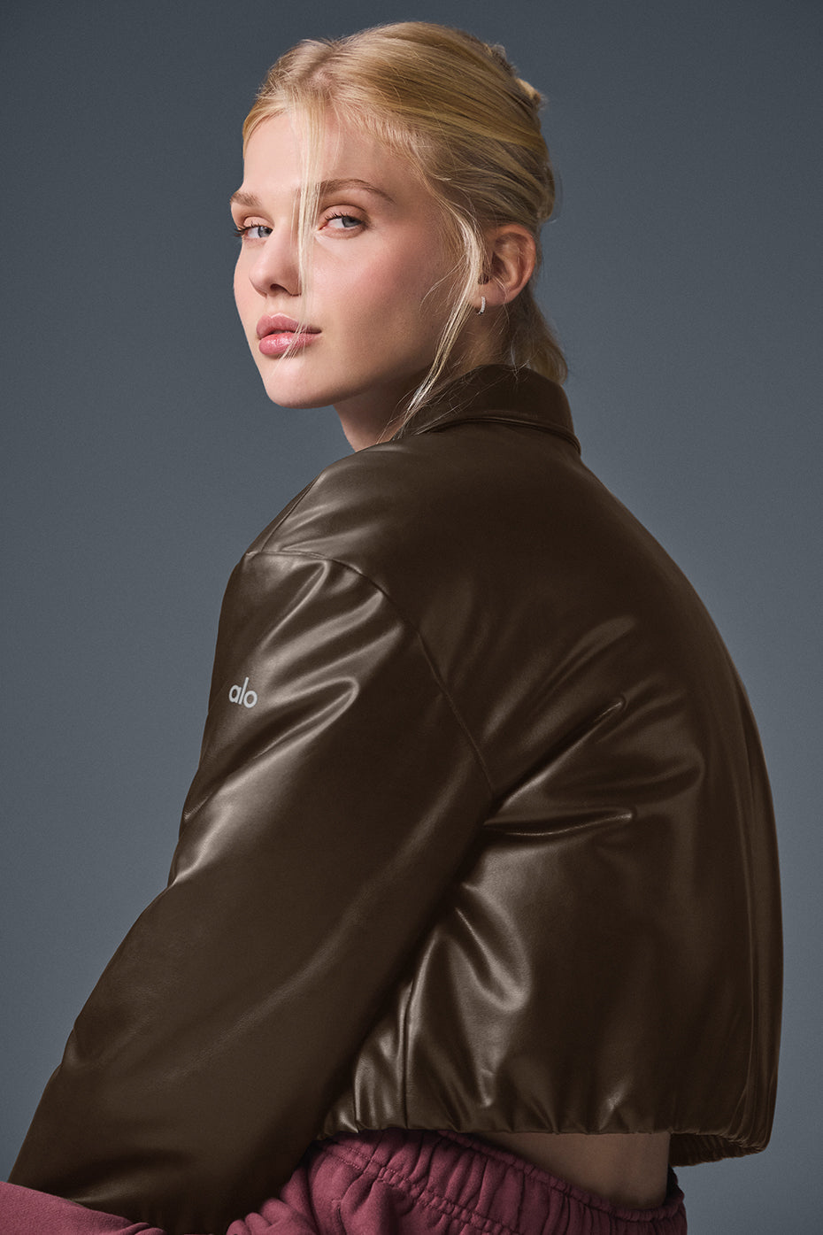 Alo Yoga Faux Leather Cropped Premier Bomber - Espresso - imagen 5