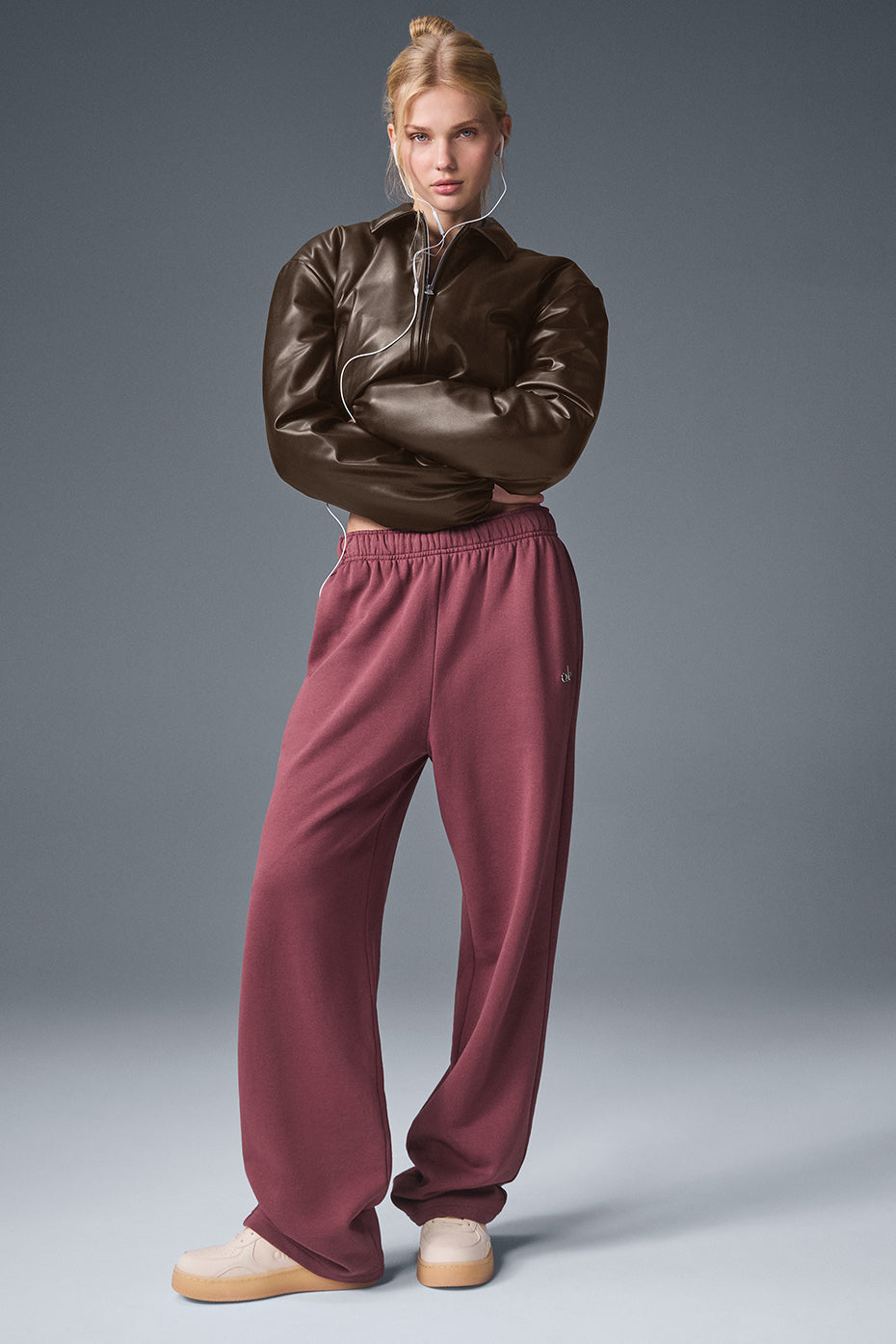 Alo Yoga Faux Leather Cropped Premier Bomber - Espresso - imagen 4