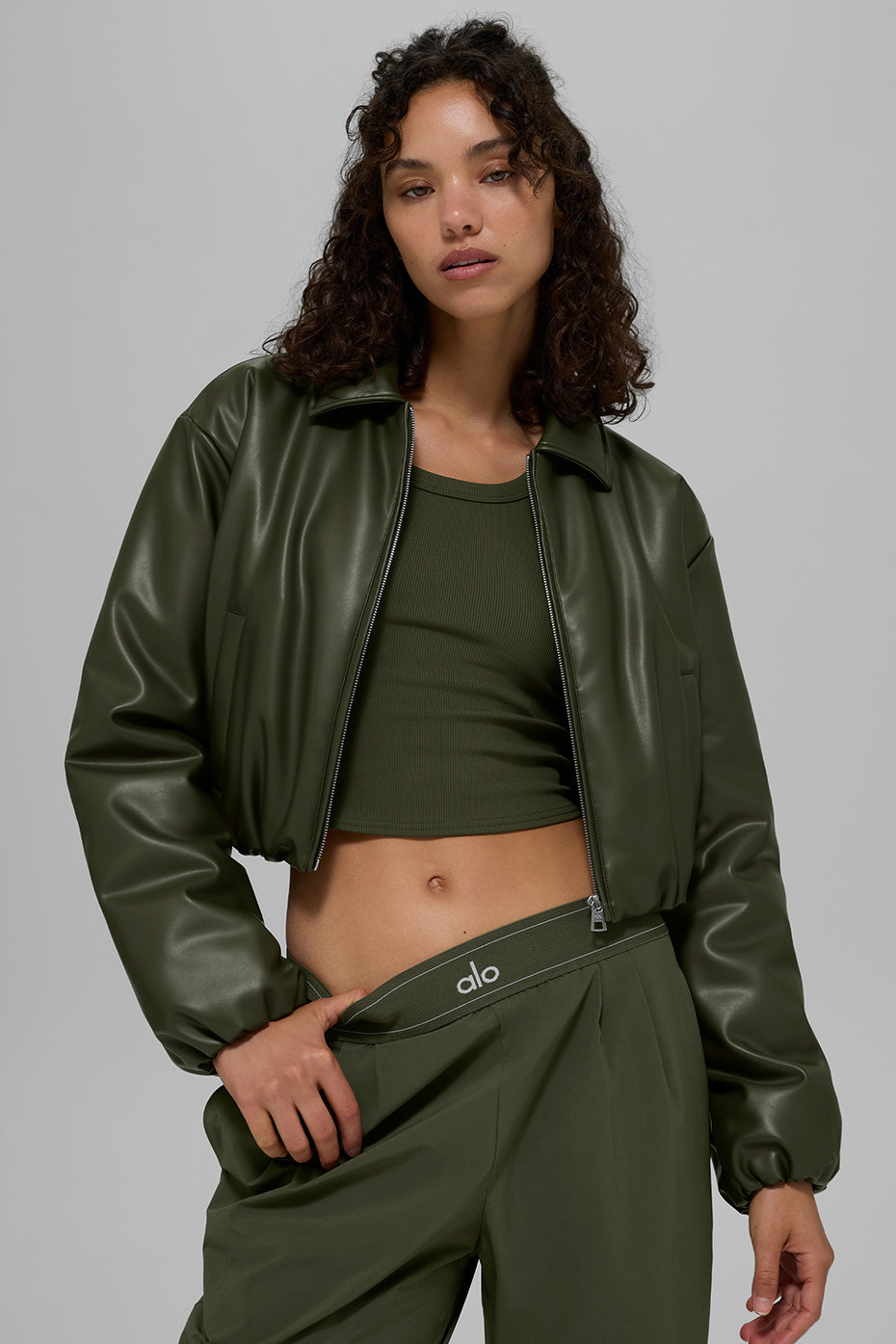 Alo Yoga Faux Leather Cropped Premier Bomber - Green Olive - imagen 2