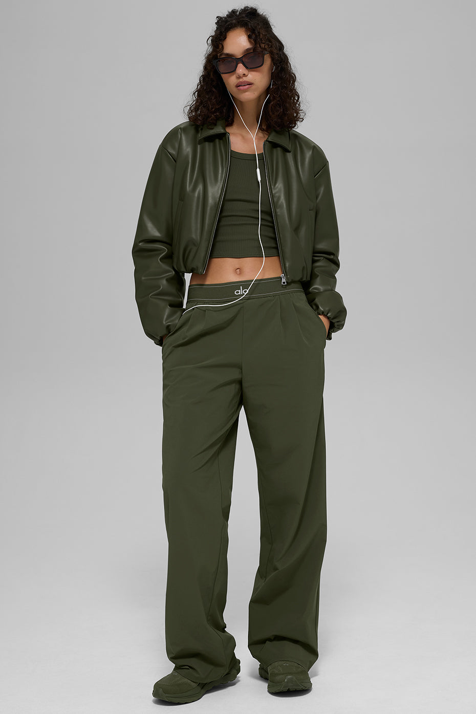 Alo Yoga Faux Leather Cropped Premier Bomber - Green Olive - imagen 6
