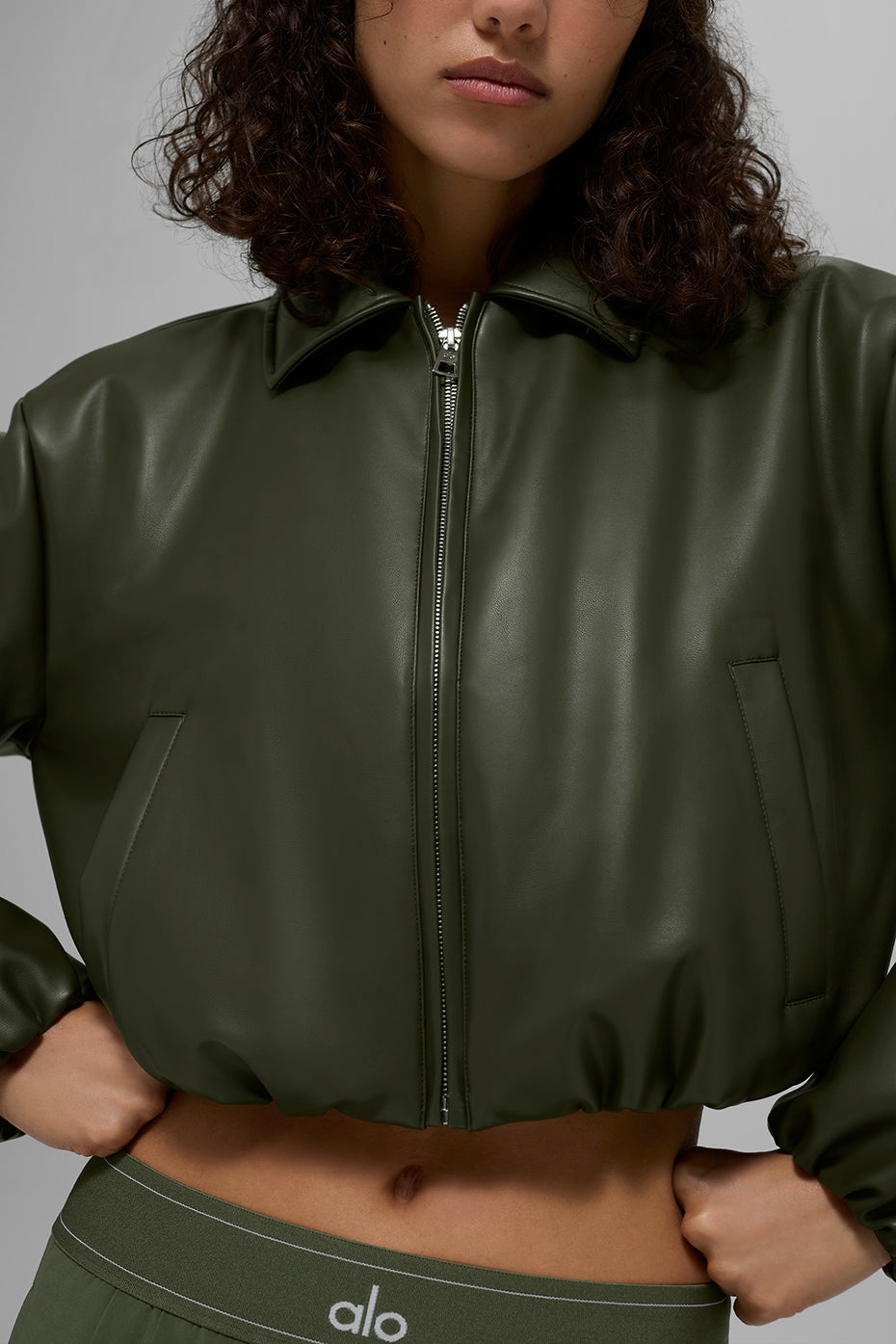 Alo Yoga Faux Leather Cropped Premier Bomber - Green Olive - imagen 3