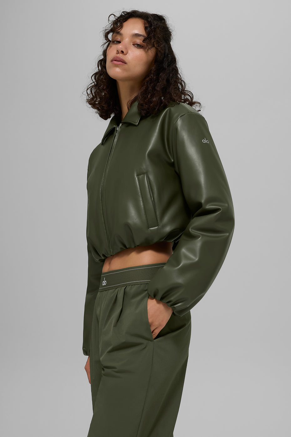 Alo Yoga Faux Leather Cropped Premier Bomber - Green Olive - imagen 5