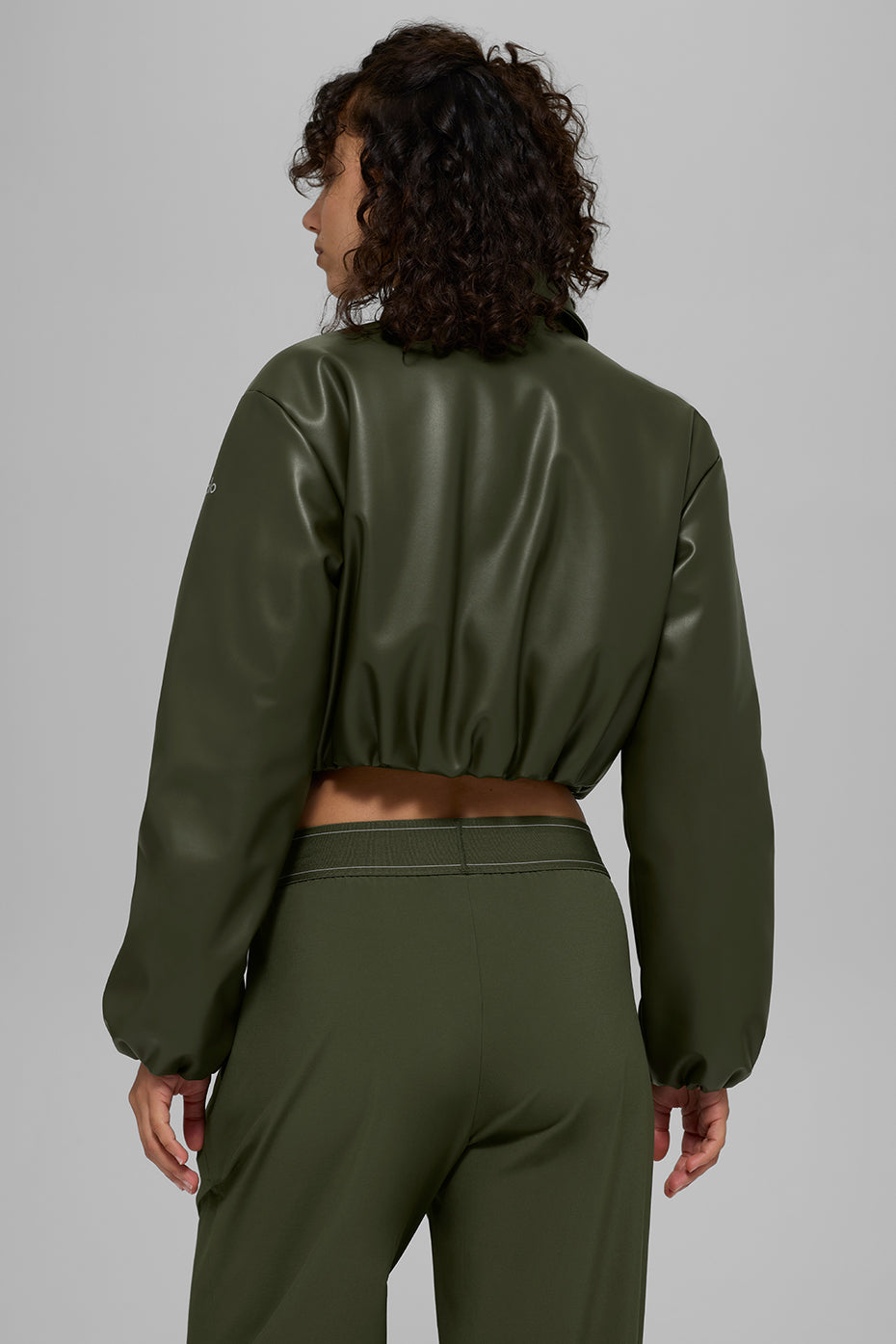 Alo Yoga Faux Leather Cropped Premier Bomber - Green Olive - imagen 4