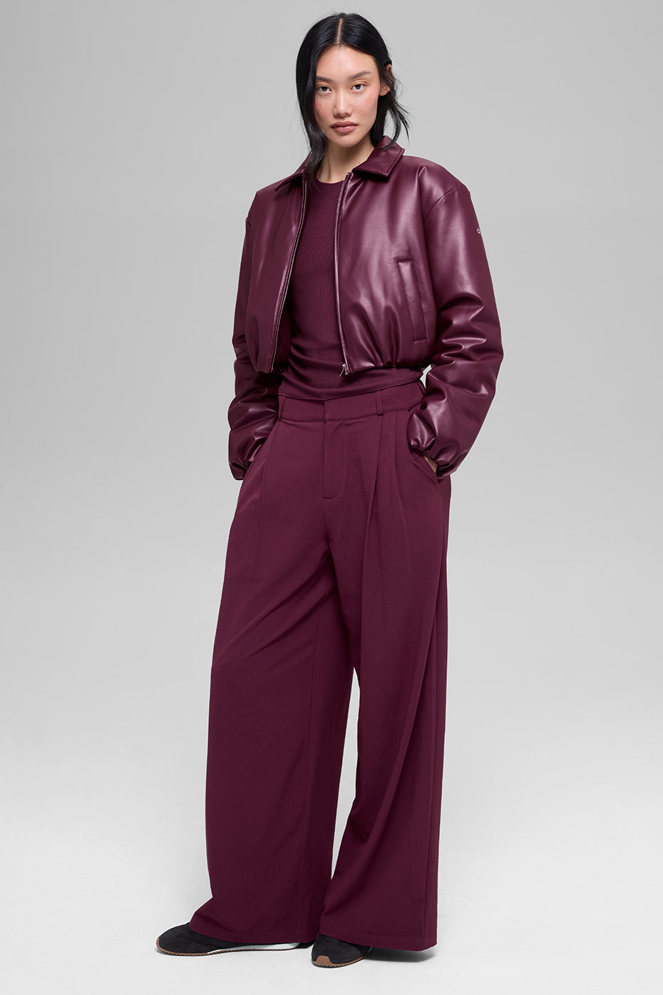 Alo Yoga Faux Leather Cropped Premier Bomber - Burgundy - imagen 6