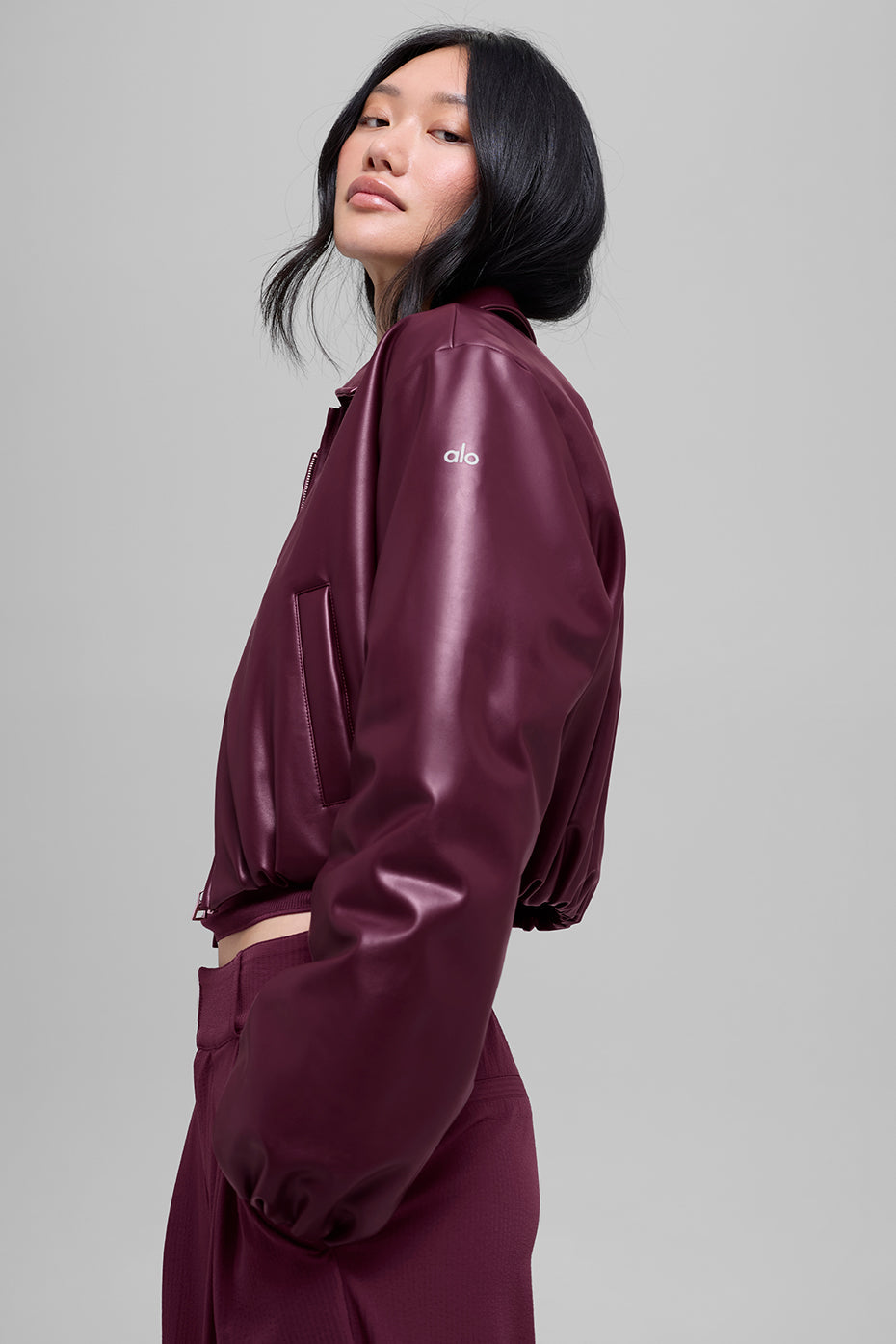 Alo Yoga Faux Leather Cropped Premier Bomber - Burgundy - imagen 5