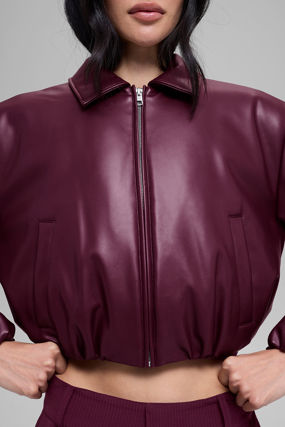 Alo Yoga Faux Leather Cropped Premier Bomber - Burgundy - imagen 2