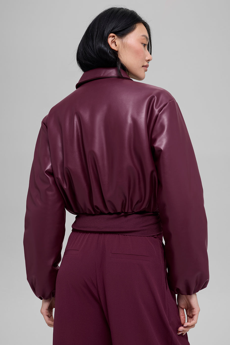 Alo Yoga Faux Leather Cropped Premier Bomber - Burgundy - imagen 3