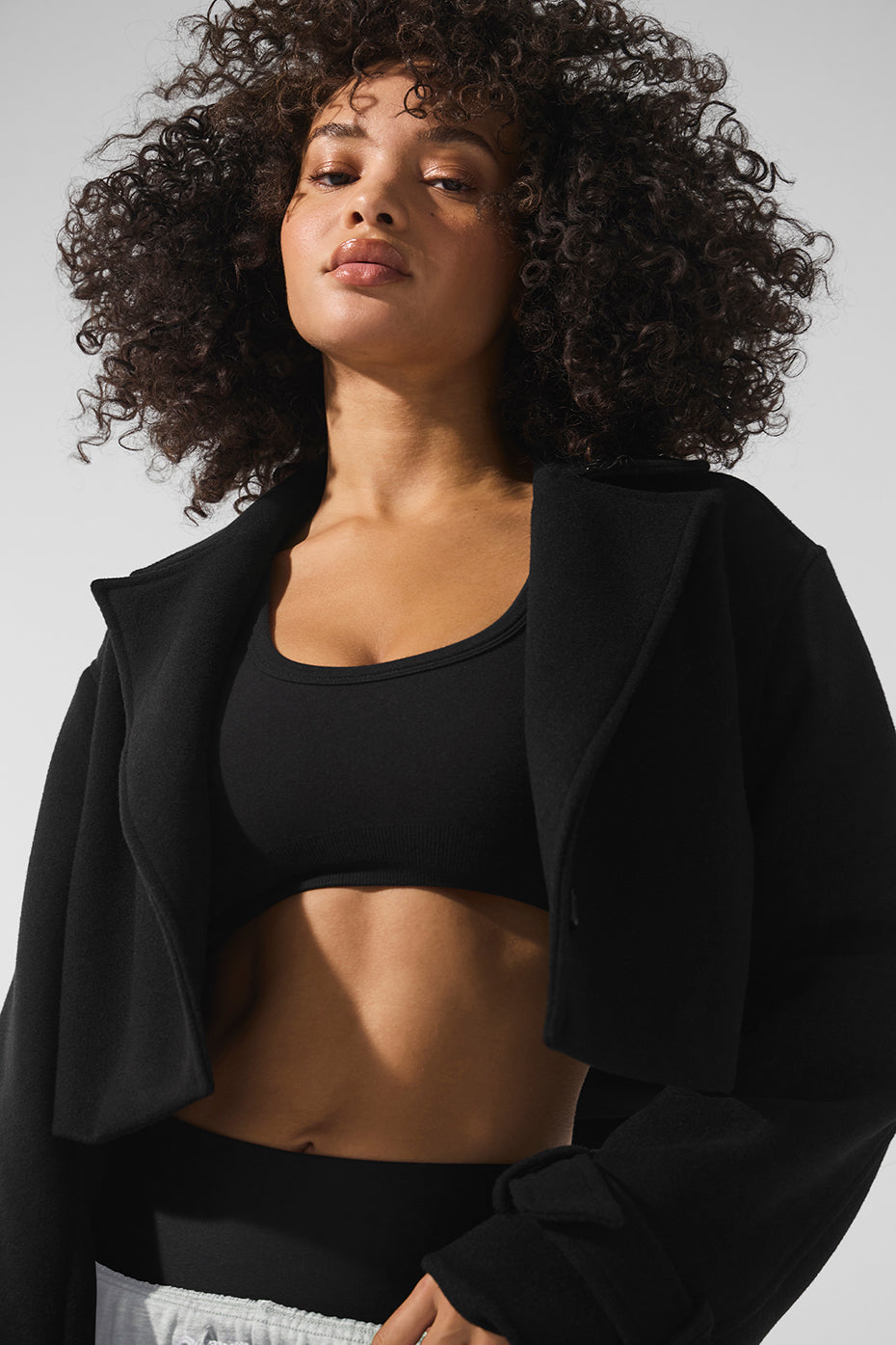 Alo Yoga Wool Cropped Metro Trench - Black - imagen 4