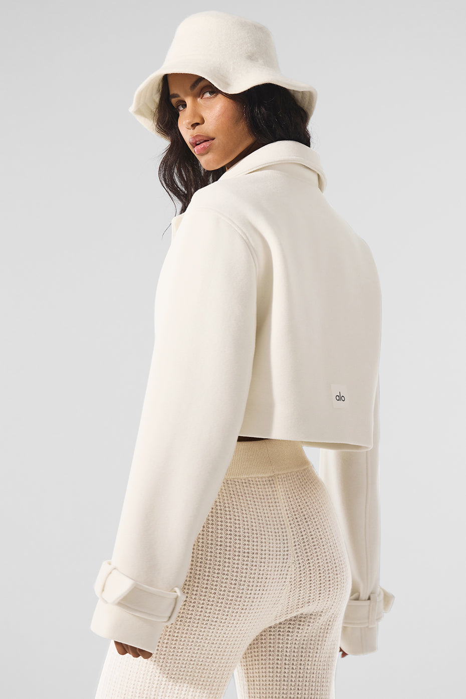 Alo Yoga Wool Cropped Metro Trench - Ivory - imagen 3
