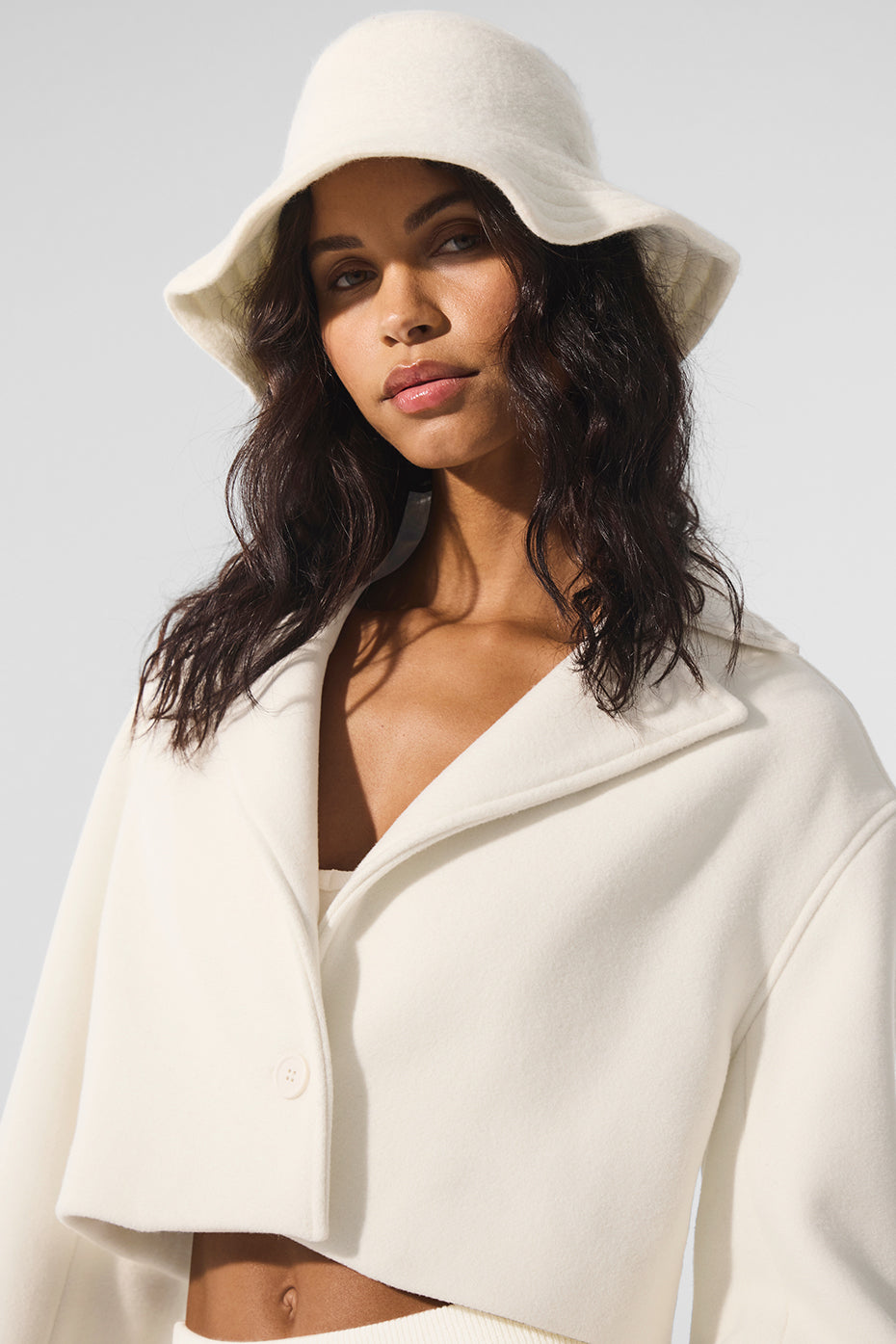 Alo Yoga Wool Cropped Metro Trench - Ivory - imagen 1