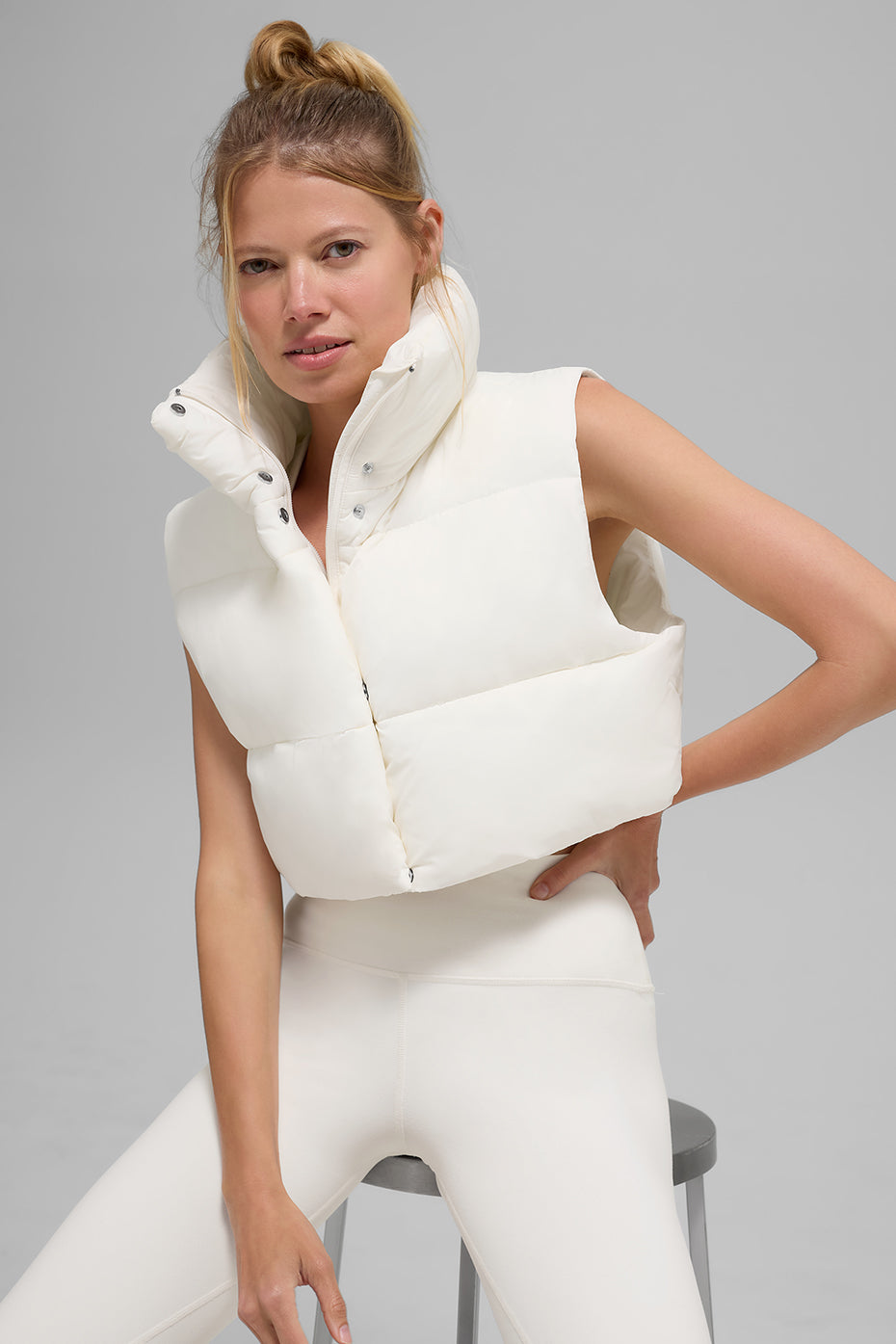 Alo Yoga Cropped Gold Rush Puffer Vest - Ivory - imagen 5