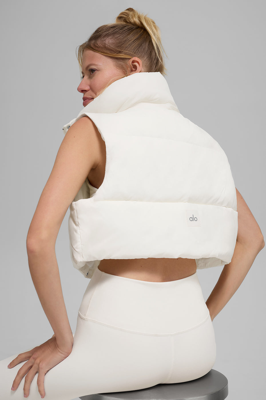 Alo Yoga Cropped Gold Rush Puffer Vest - Ivory - imagen 2