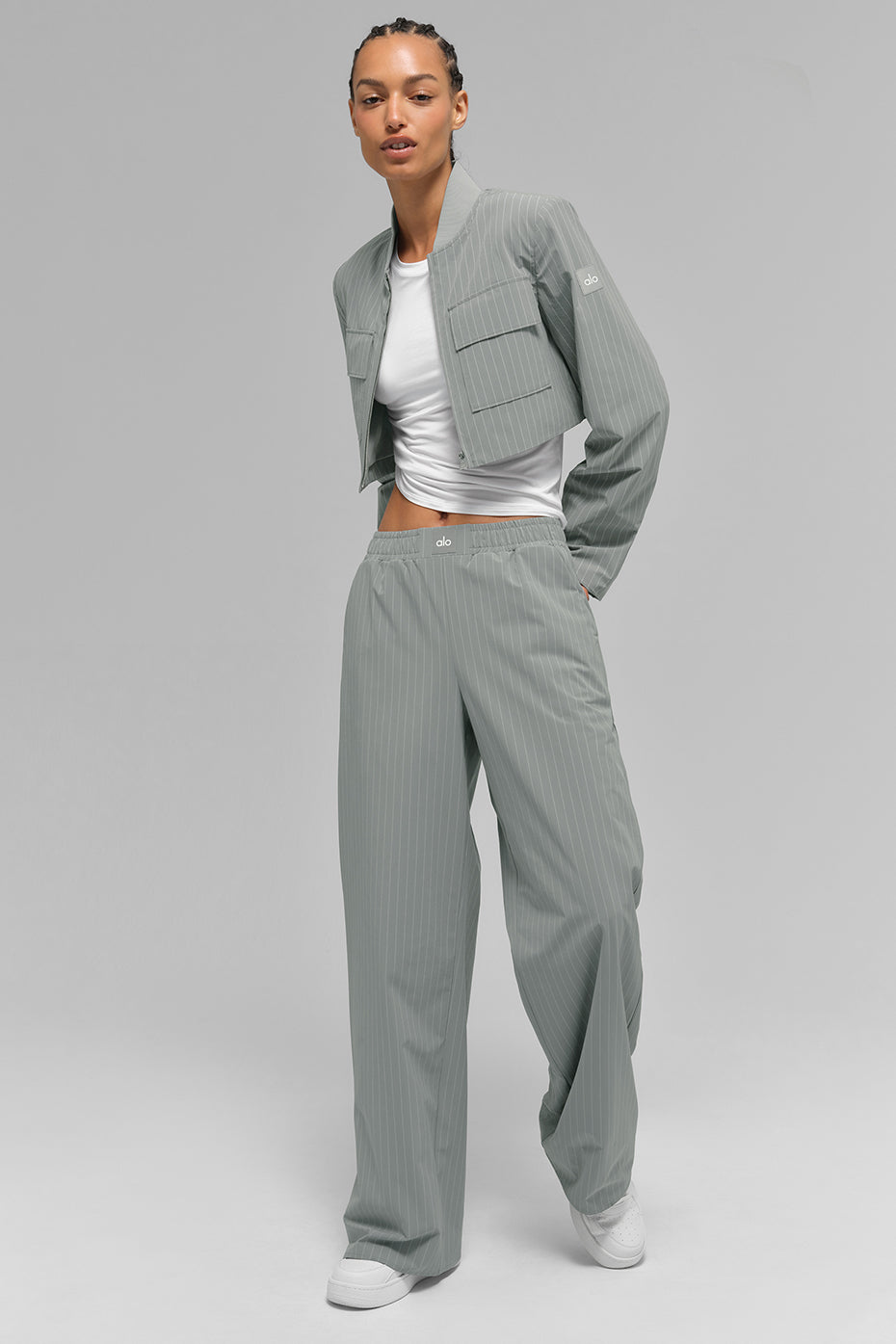 Alo Yoga Cropped Pinstripe Main Character Full Zip Jacket - Lunar Grey/White - imagen 6